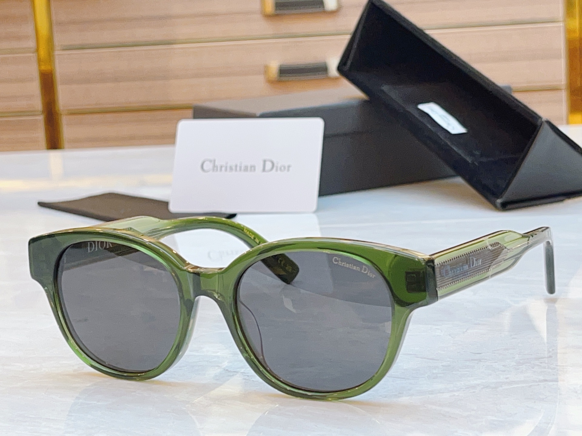 ，【DIO* 】迪*奥新款太阳镜，
MODEL：Chrisrian DIOR LabeI R1F，SIZ