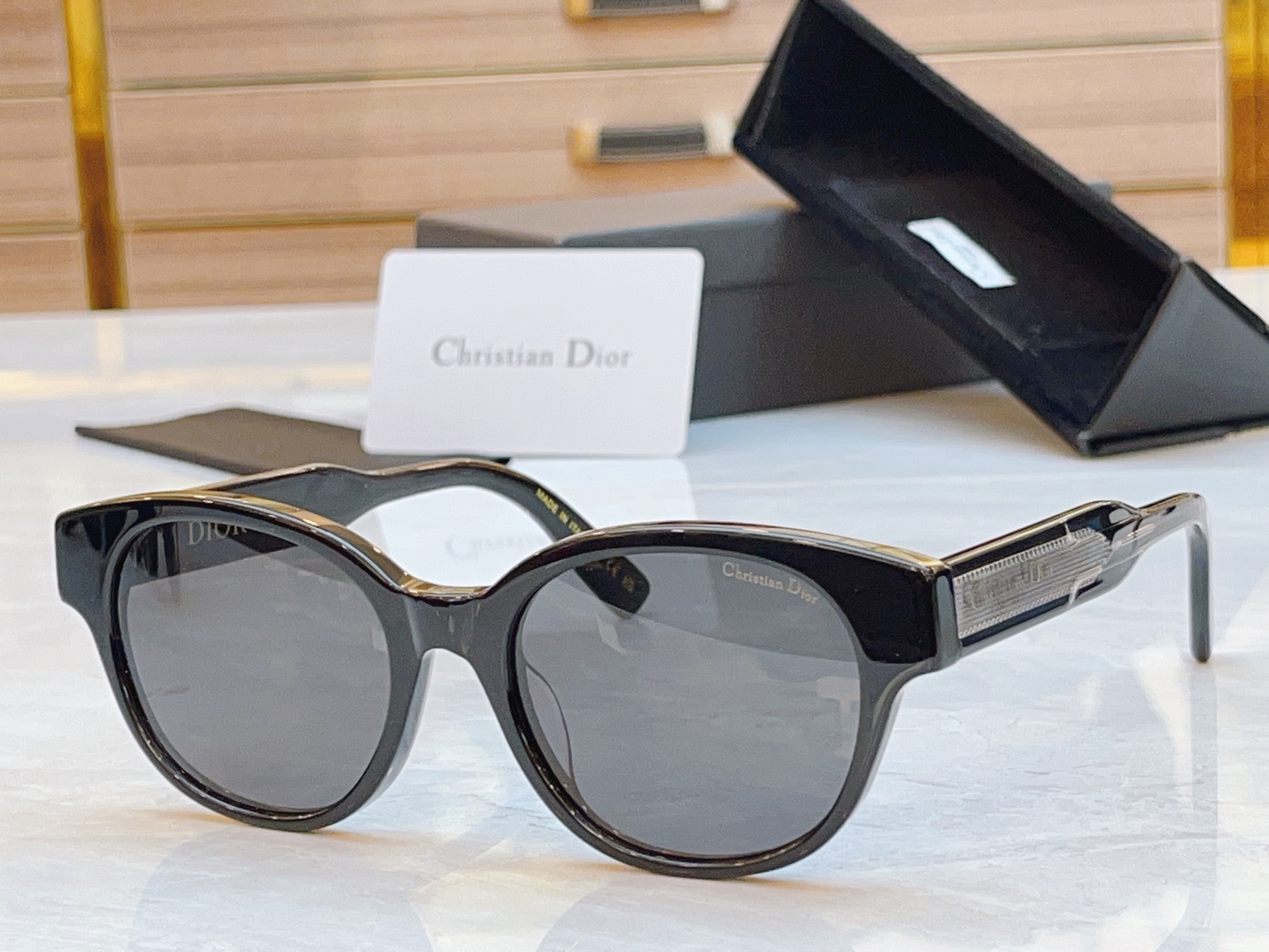 ，【DIO* 】迪*奥新款太阳镜，
MODEL：Chrisrian DIOR LabeI R1F，SIZ