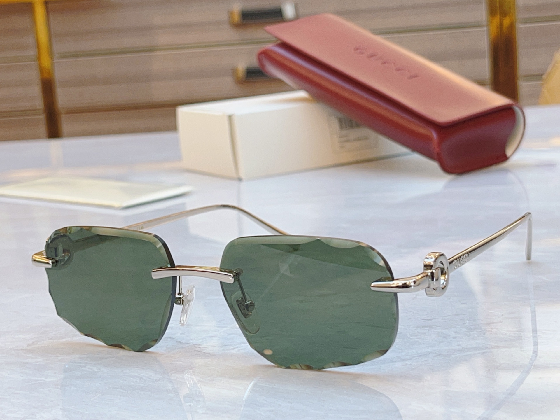 太阳 变色，【GUCC*】古*驰新款太阳镜🕶️，MODEL：GG1657，SIZE：56口17-143