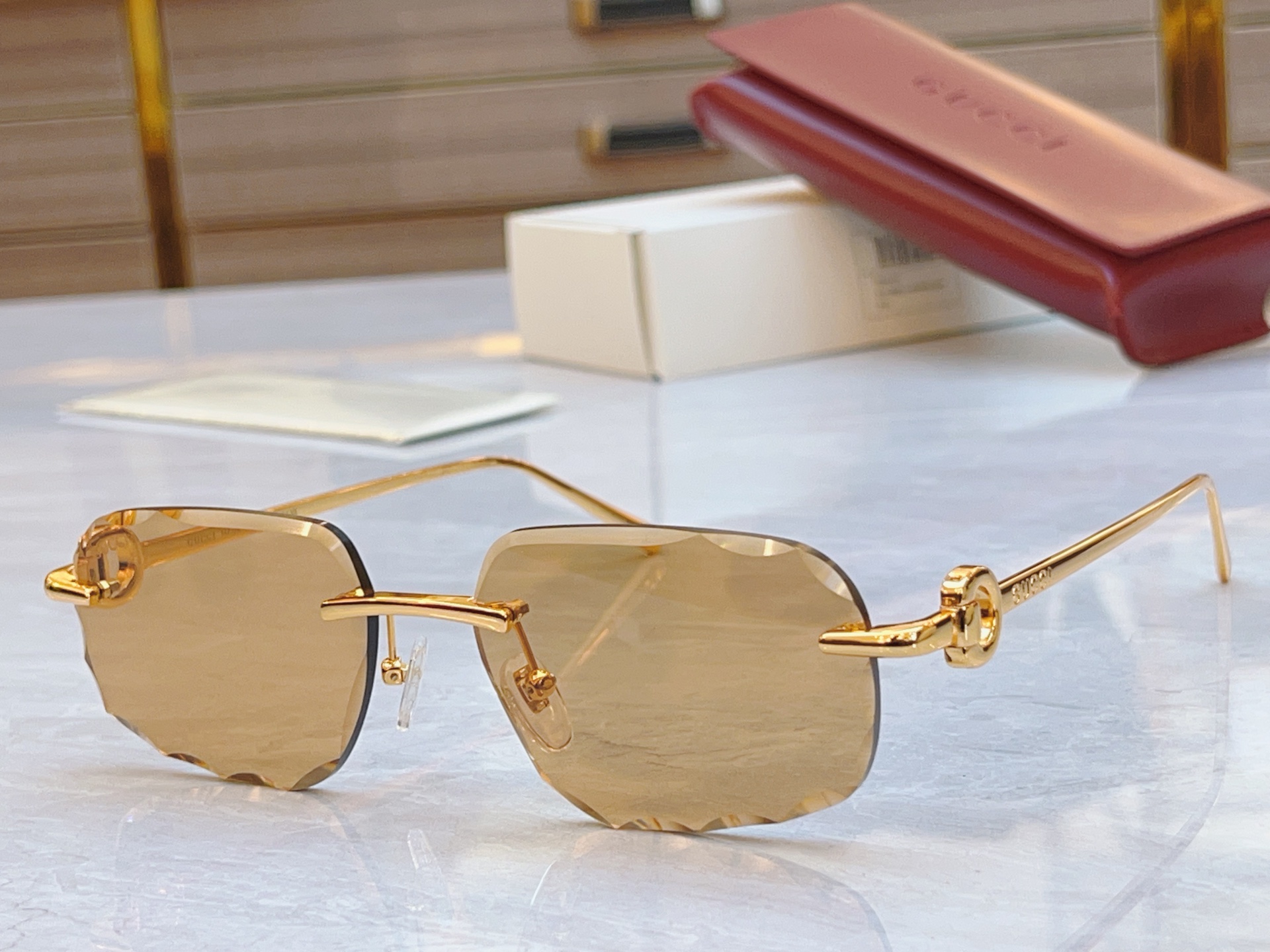 太阳 变色，【GUCC*】古*驰新款太阳镜🕶️，MODEL：GG1657，SIZE：56口17-143