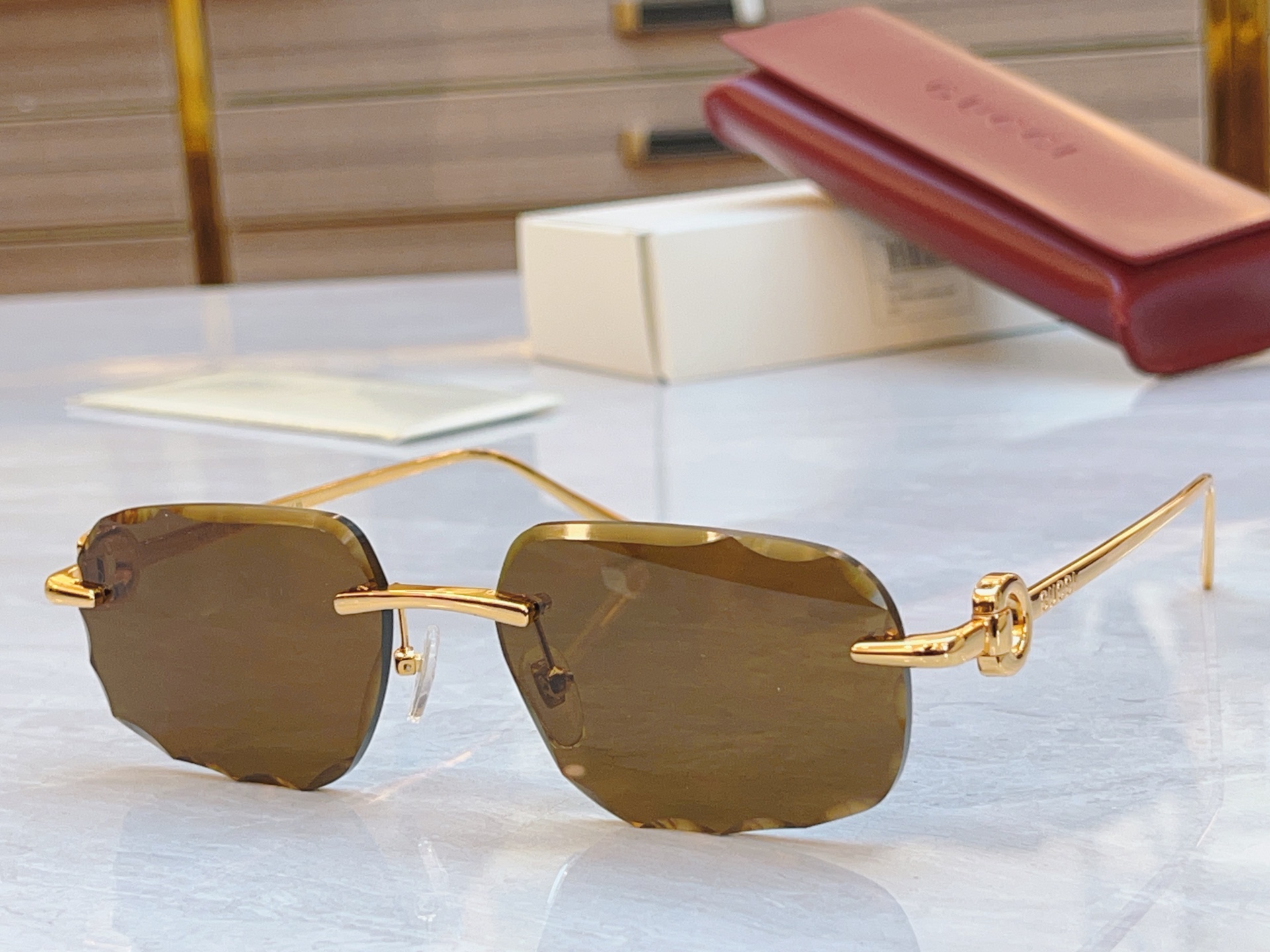 太阳 变色，【GUCC*】古*驰新款太阳镜🕶️，MODEL：GG1657，SIZE：56口17-143