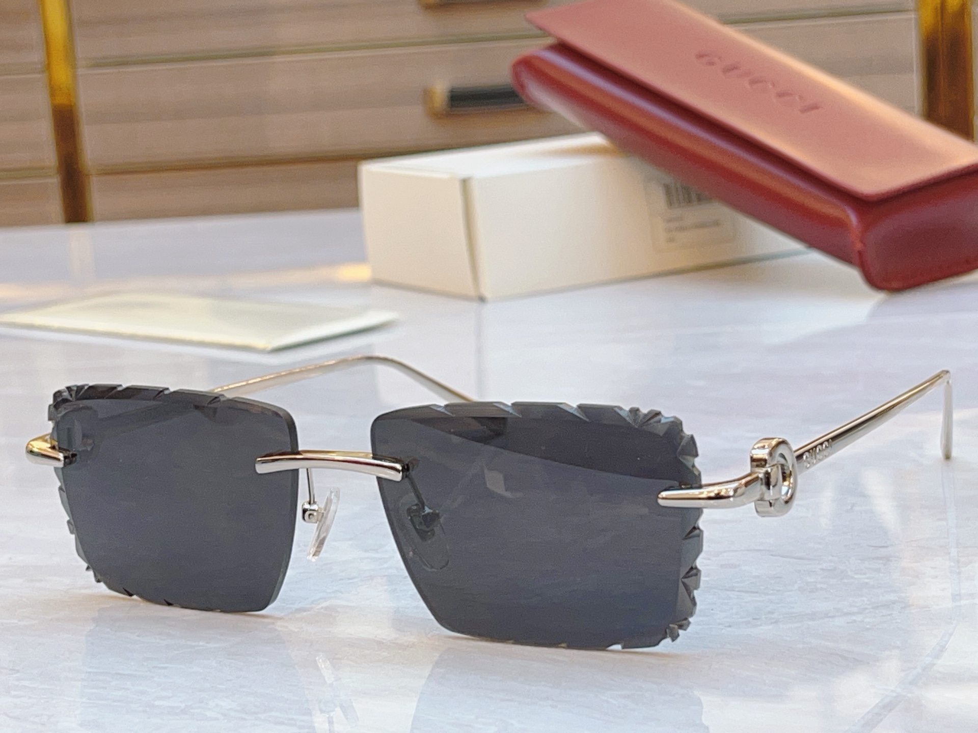 太阳 变色，【GUCC*】古*驰新款太阳镜🕶️，MODEL：GG1656，SIZE：58口17-143