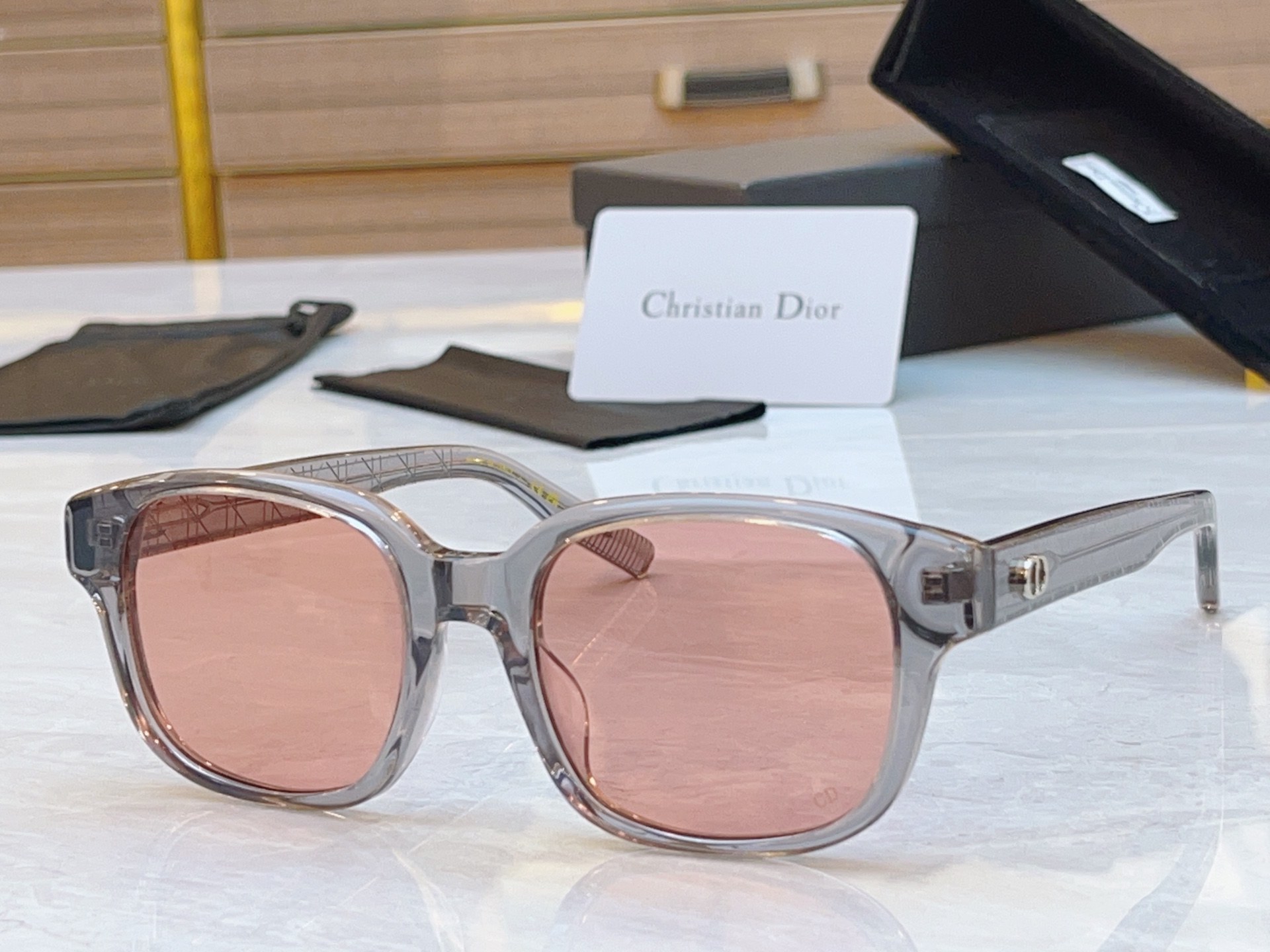 ，【DIO* 】迪*奥新款太阳镜，
MODEL：CD lcon S4F，SIZE：53口20-145