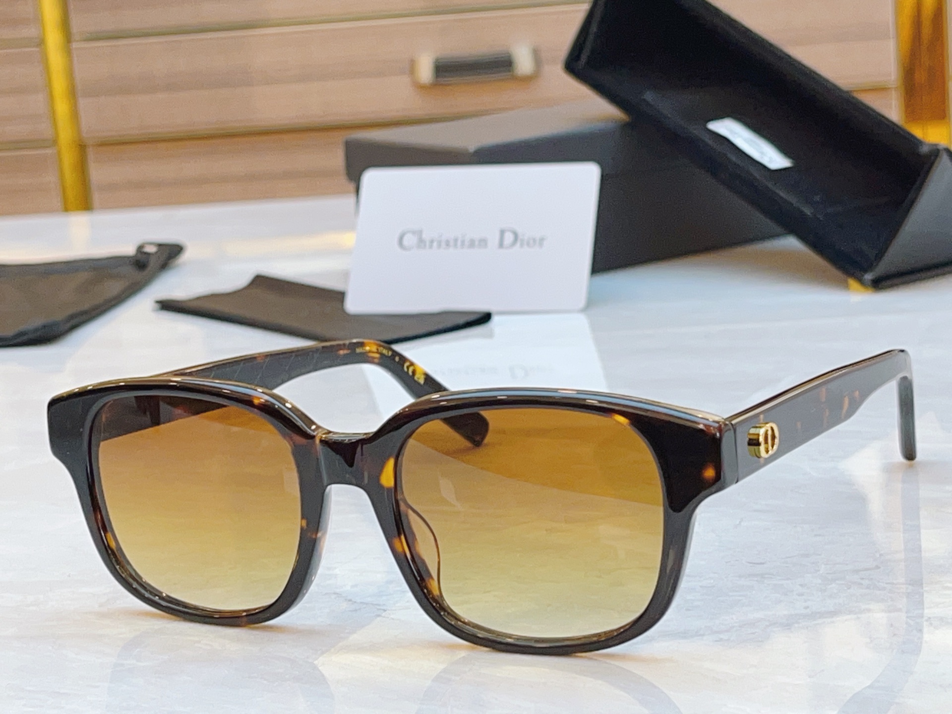 ，【DIO* 】迪*奥新款太阳镜，
MODEL：CD lcon S4F，SIZE：53口20-145