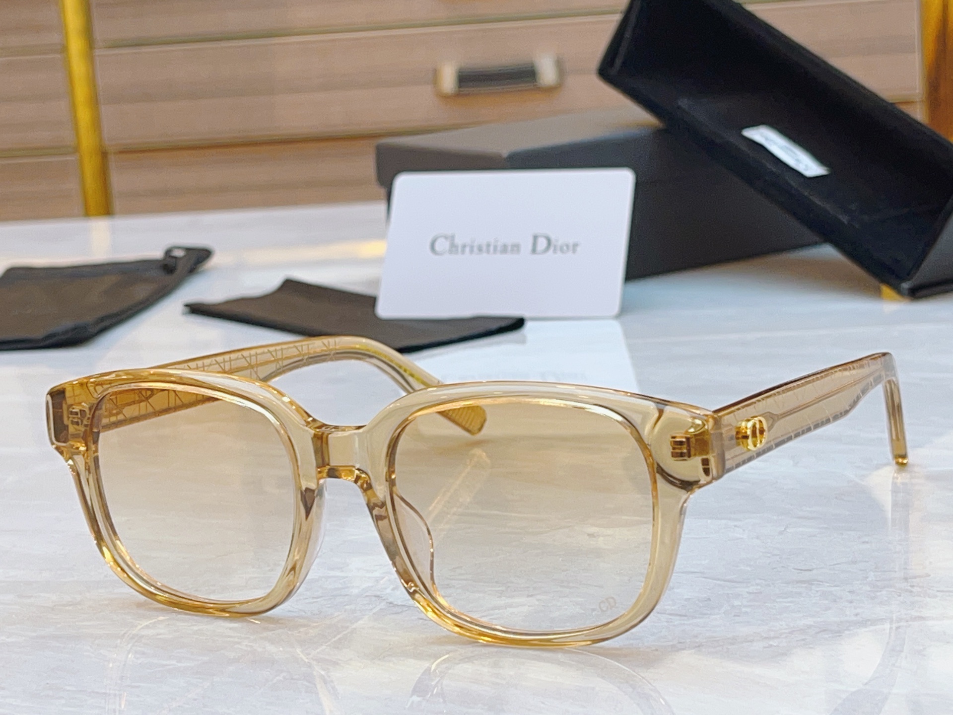 ，【DIO* 】迪*奥新款太阳镜，
MODEL：CD lcon S4F，SIZE：53口20-145