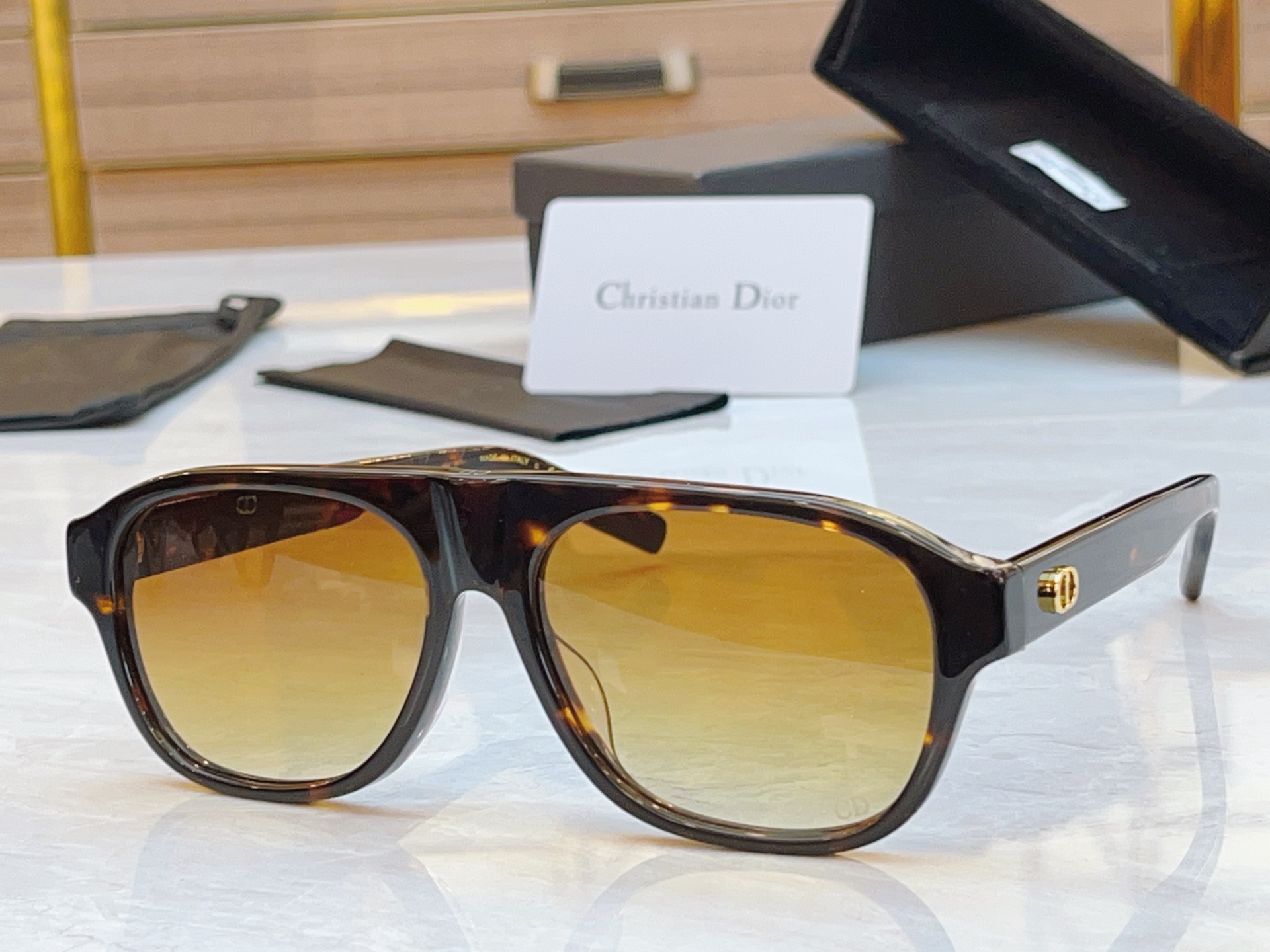 ，【DIO* 】迪*奥新款太阳镜，
MODEL：CD lcon A1F，SIZE：57口16-145