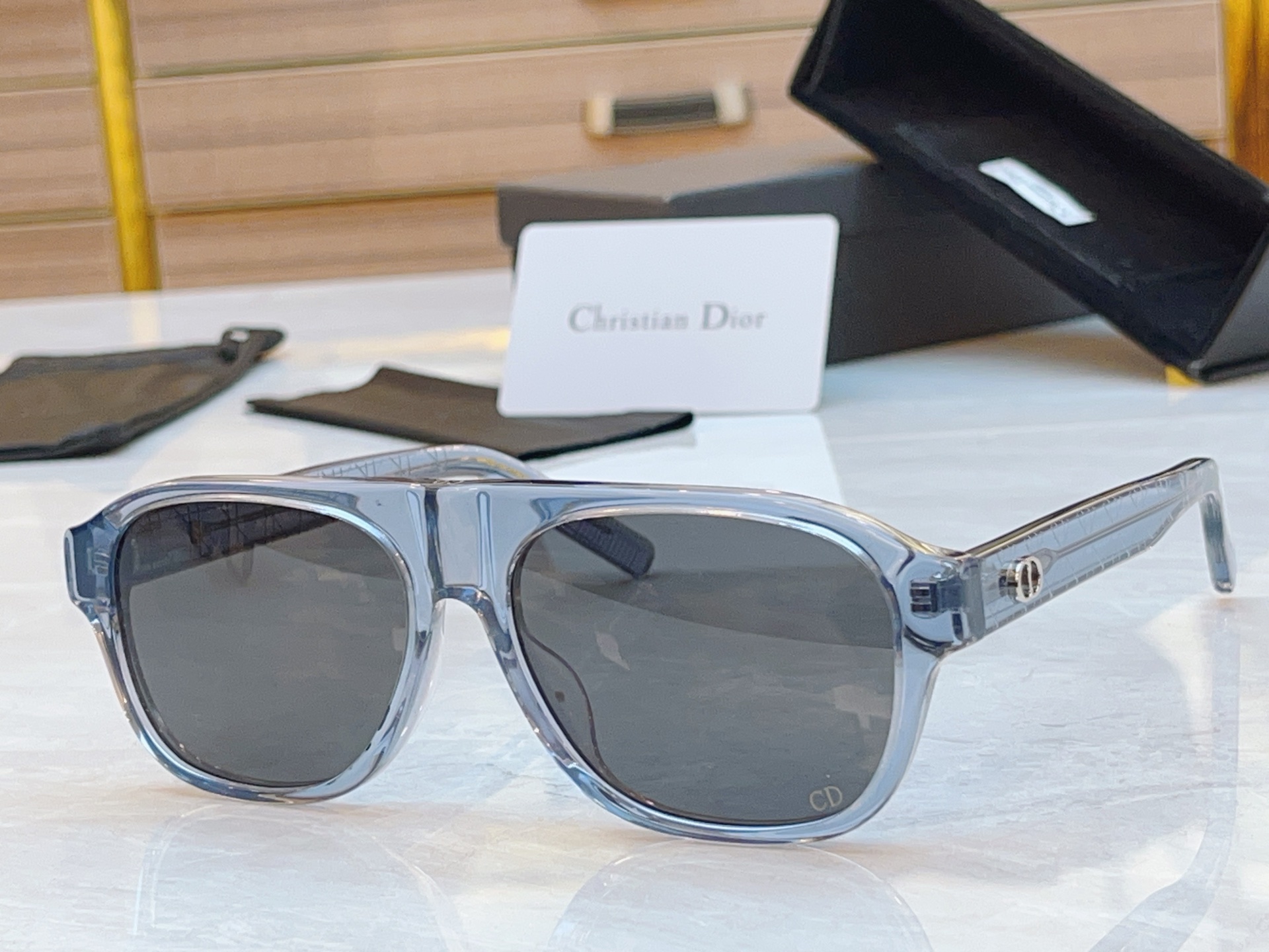 ，【DIO* 】迪*奥新款太阳镜，
MODEL：CD lcon A1F，SIZE：57口16-145