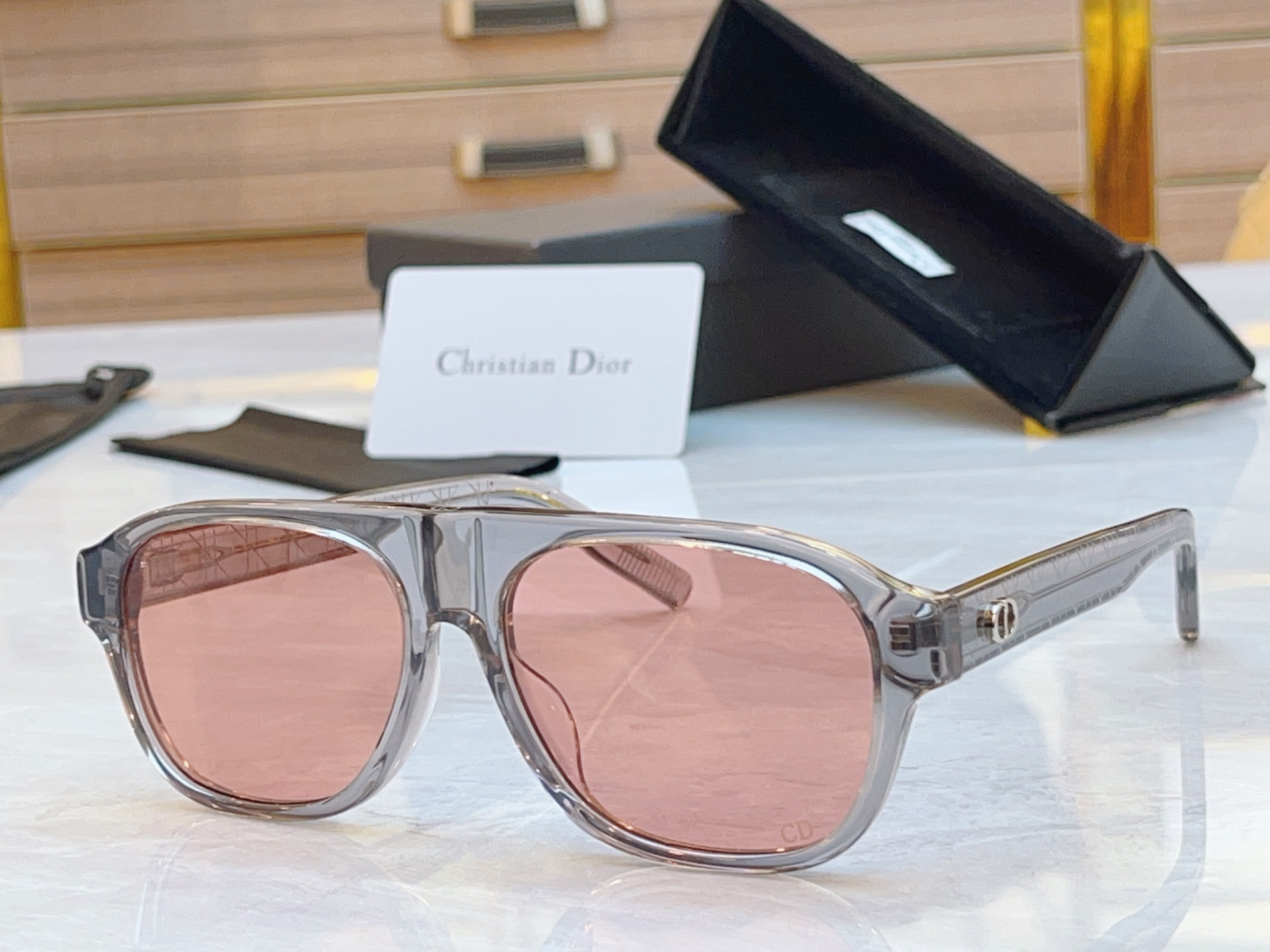 ，【DIO* 】迪*奥新款太阳镜，
MODEL：CD lcon A1F，SIZE：57口16-145