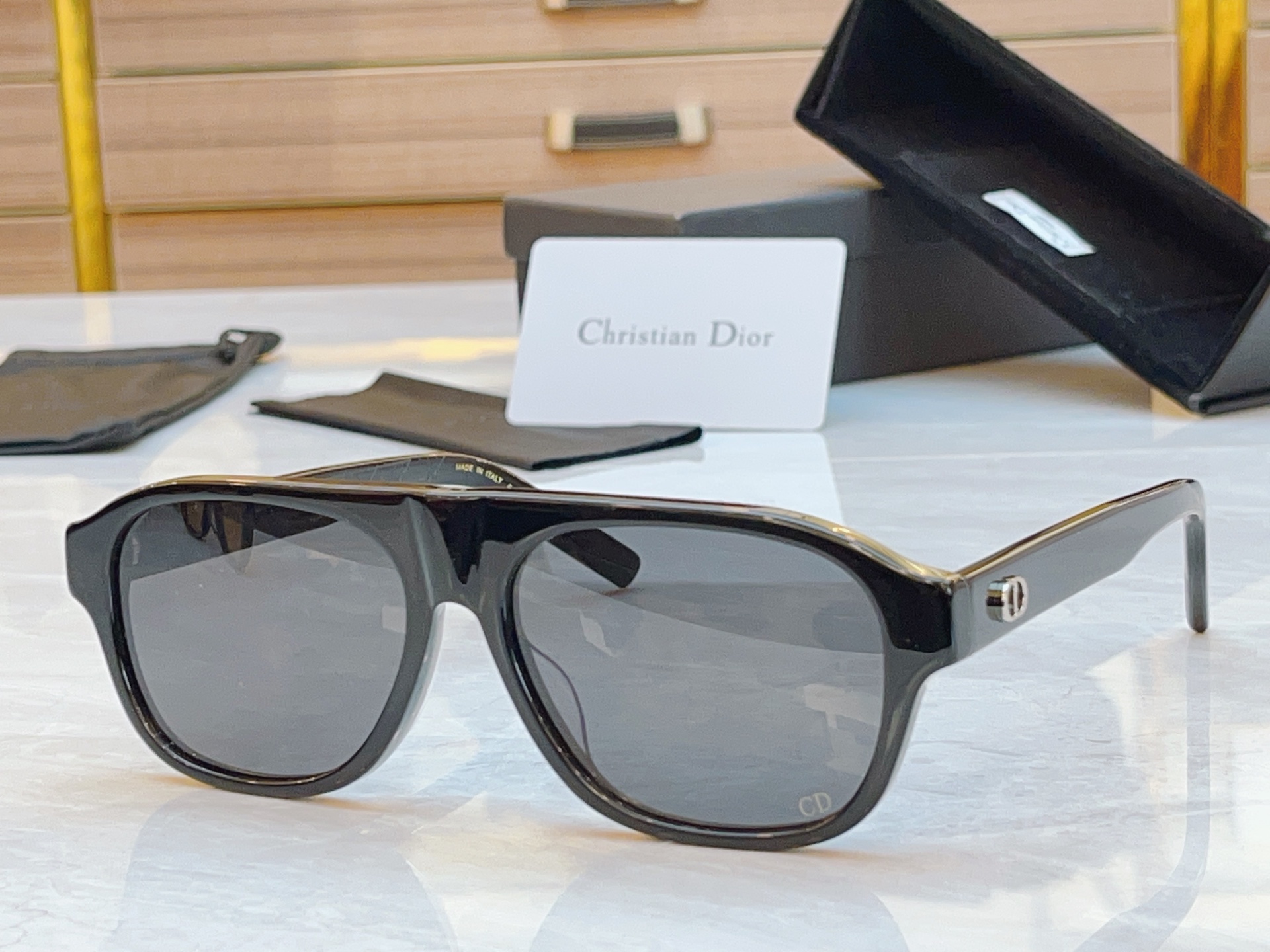 ，【DIO* 】迪*奥新款太阳镜，
MODEL：CD lcon A1F，SIZE：57口16-145