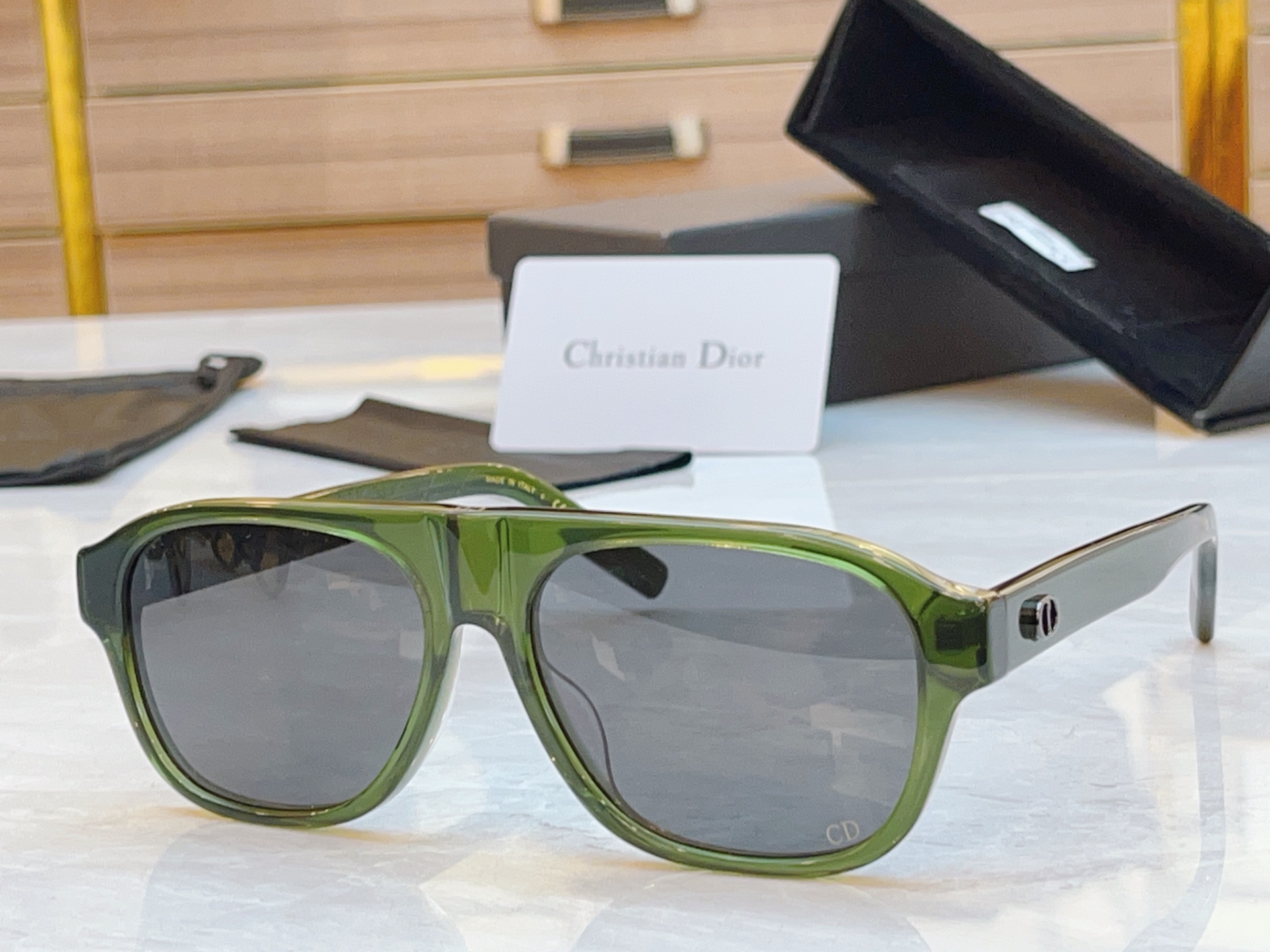 ，【DIO* 】迪*奥新款太阳镜，
MODEL：CD lcon A1F，SIZE：57口16-145