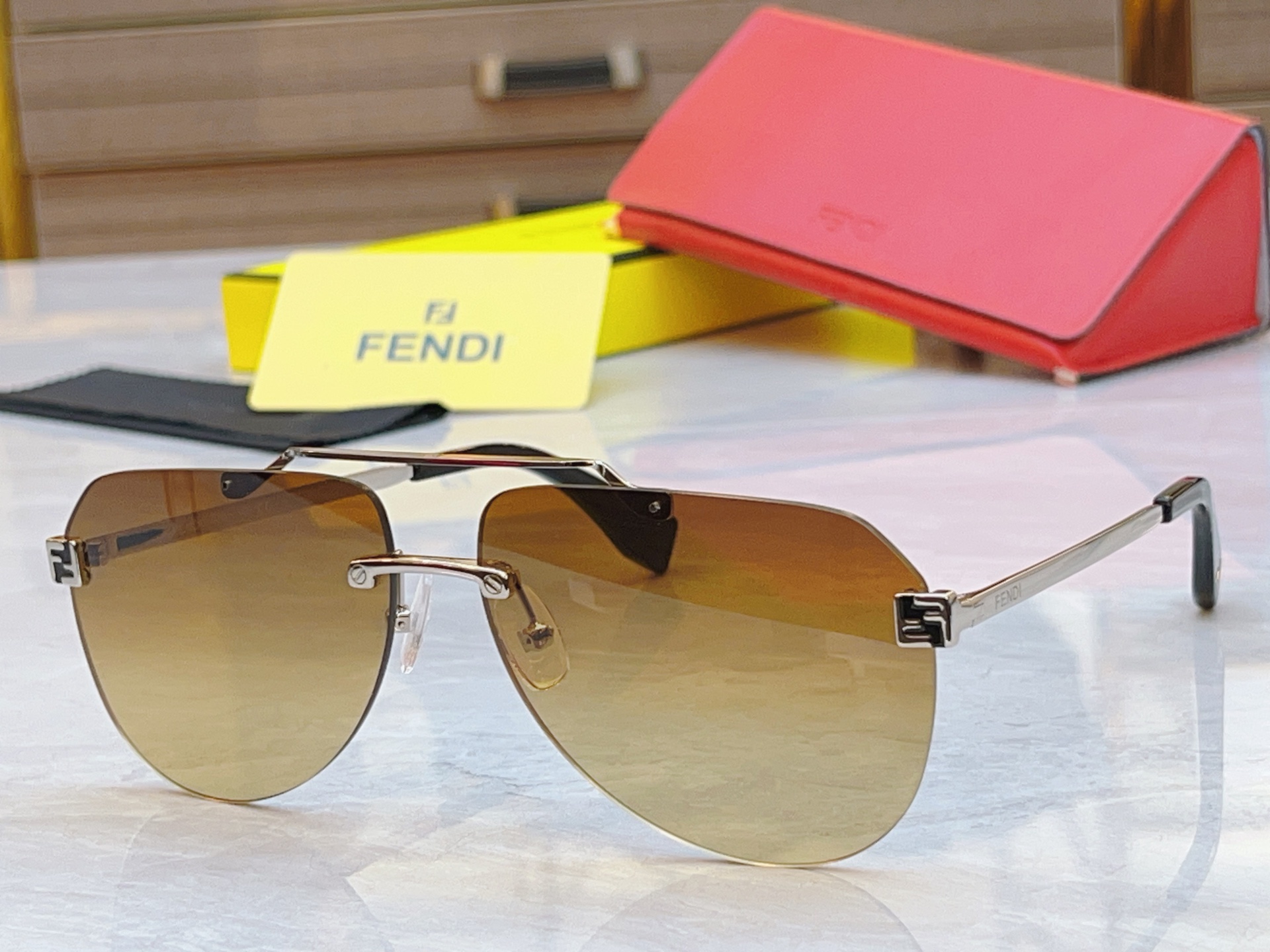 ，【FEN*】芬*迪新款太阳镜🕶️，
MODEL：FE40115U，SIZE：63口14-145