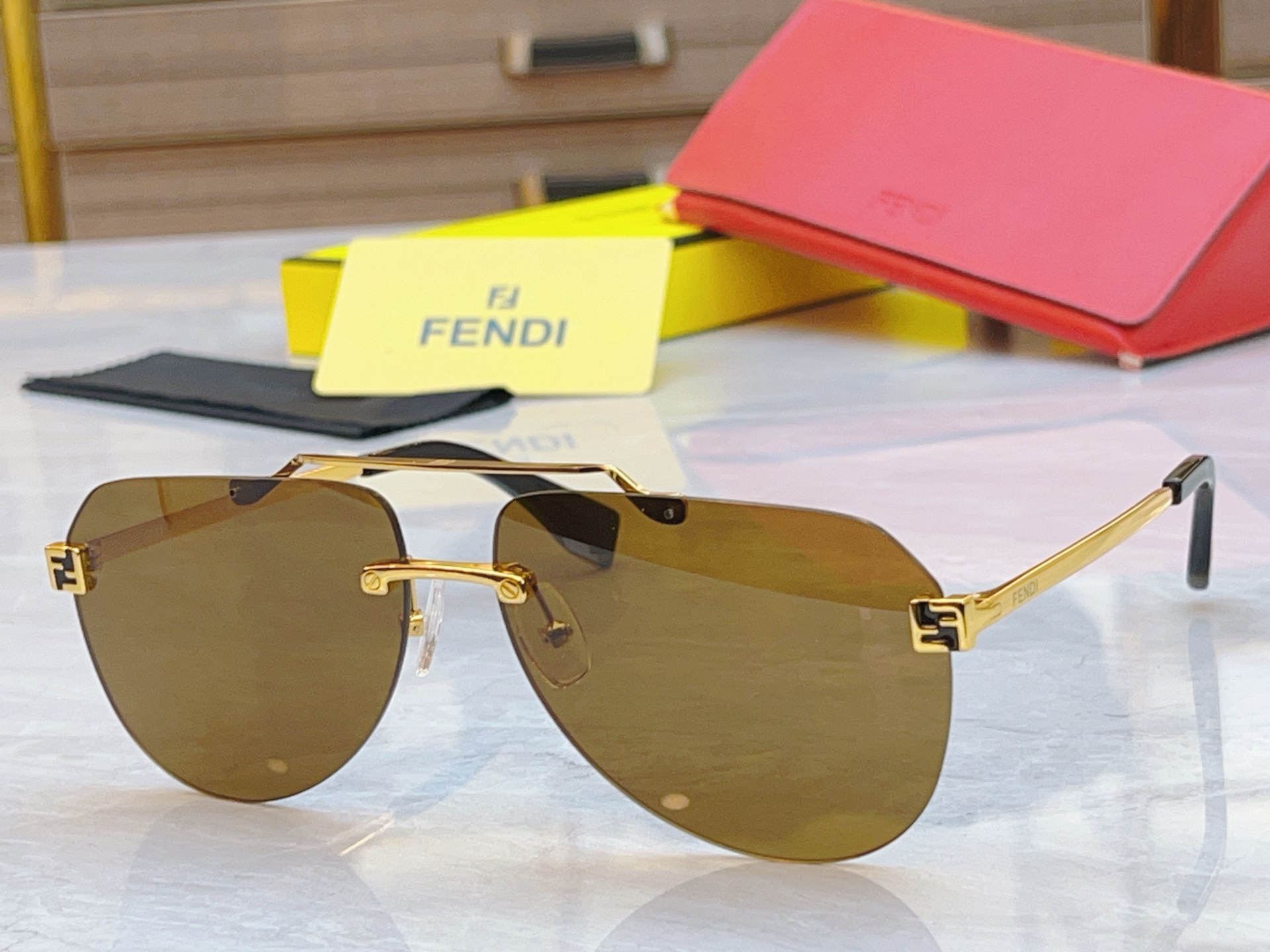 ，【FEN*】芬*迪新款太阳镜🕶️，
MODEL：FE40115U，SIZE：63口14-145