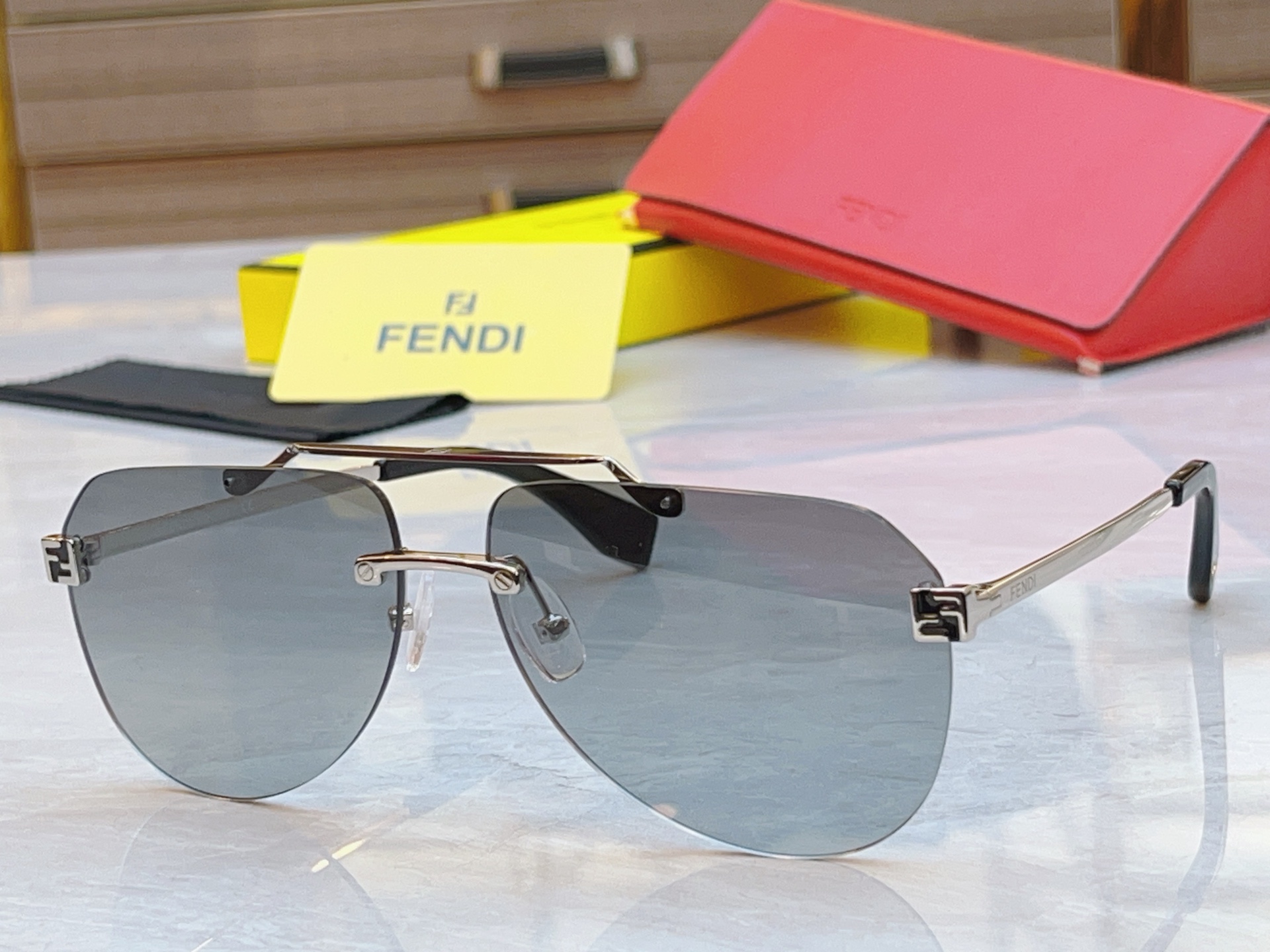 ，【FEN*】芬*迪新款太阳镜🕶️，
MODEL：FE40115U，SIZE：63口14-145