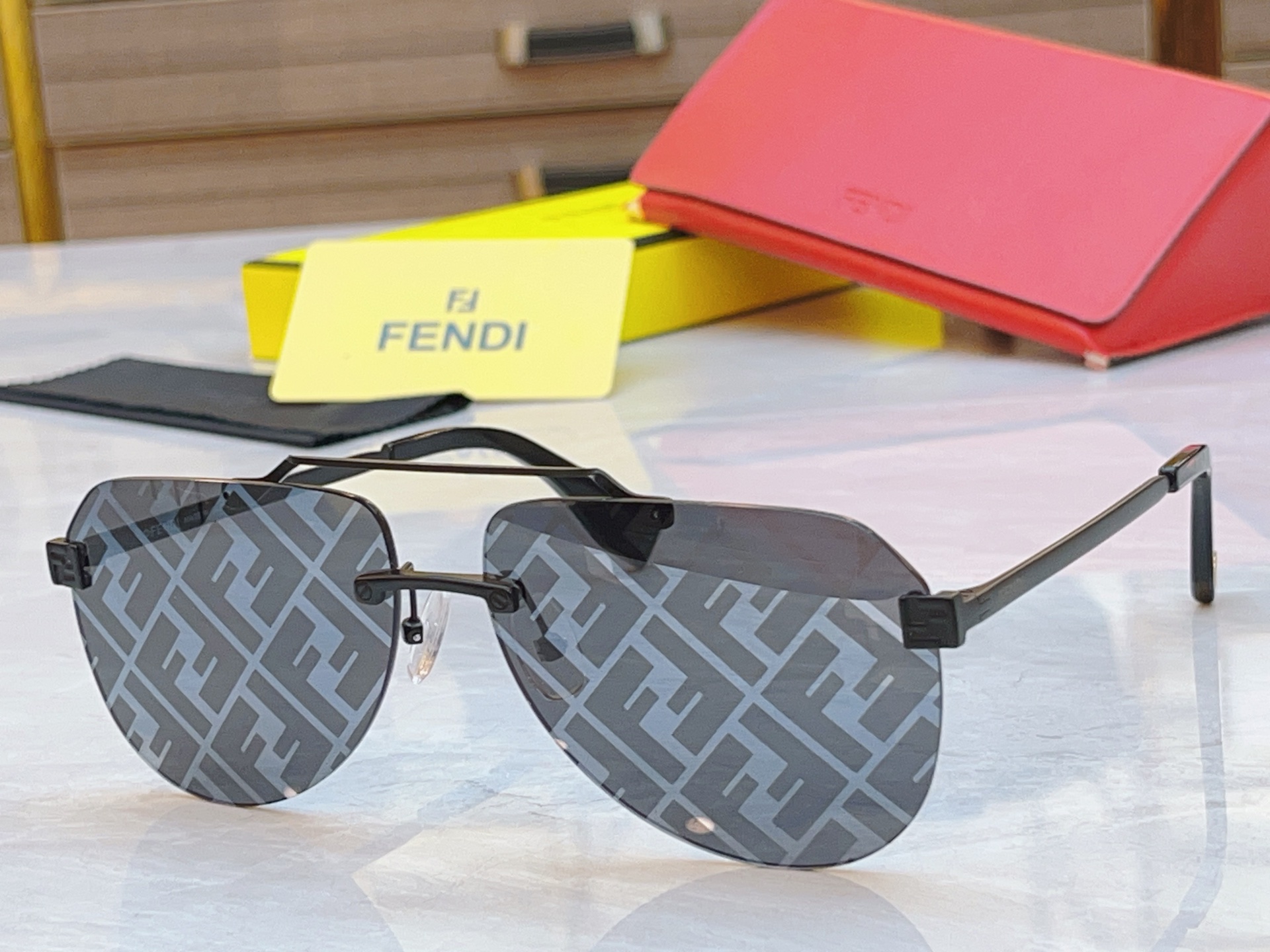 ，【FEN*】芬*迪新款太阳镜🕶️，
MODEL：FE40115U，SIZE：63口14-145