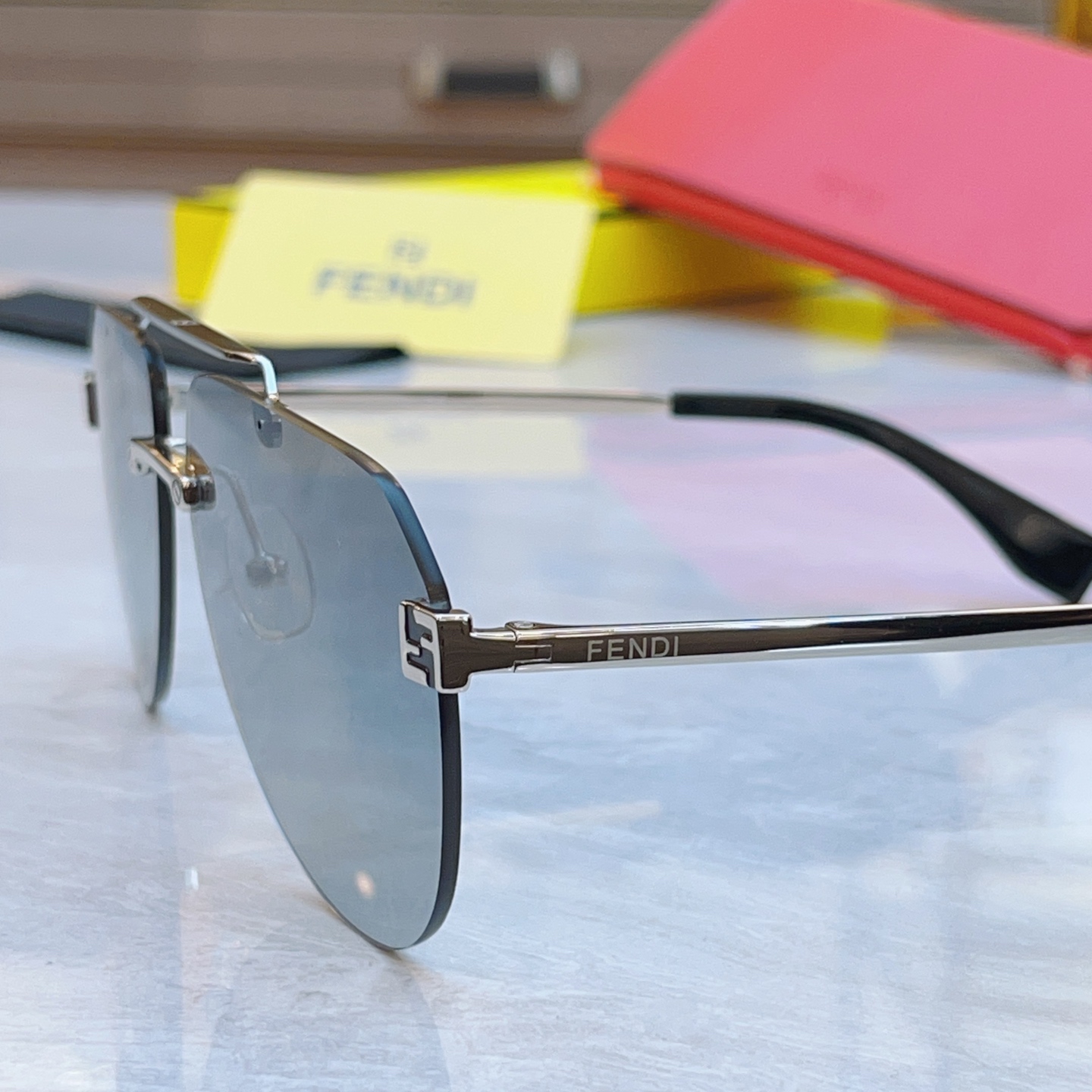 ，【FEN*】芬*迪新款太阳镜🕶️，
MODEL：FE40115U，SIZE：63口14-145