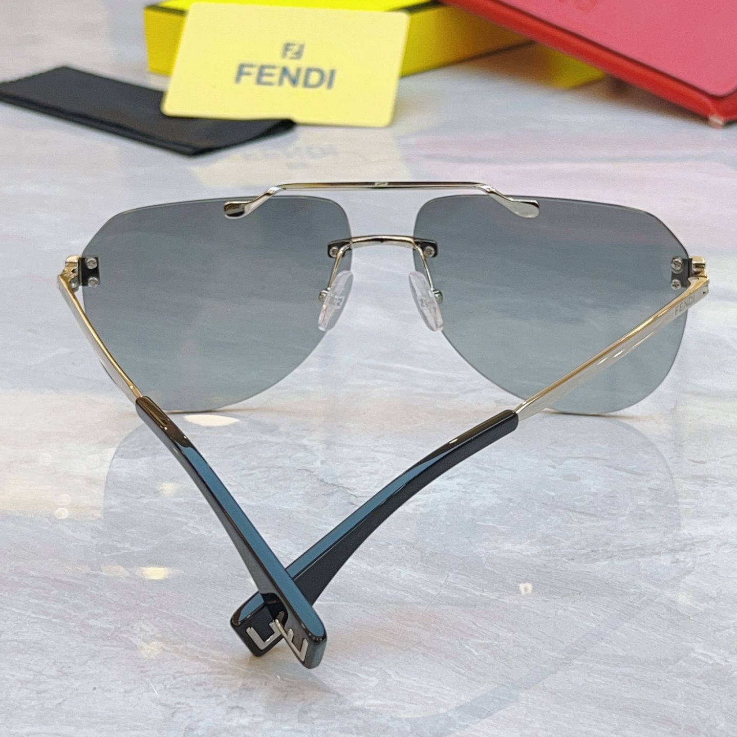 ，【FEN*】芬*迪新款太阳镜🕶️，
MODEL：FE40115U，SIZE：63口14-145