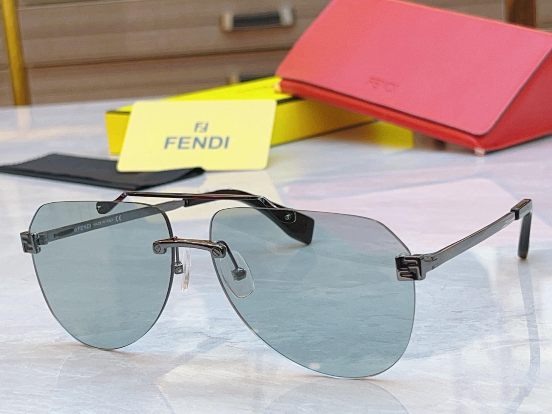 ，【FEN*】芬*迪新款太阳镜🕶️，
MODEL：FE40115U，SIZE：63口14-145