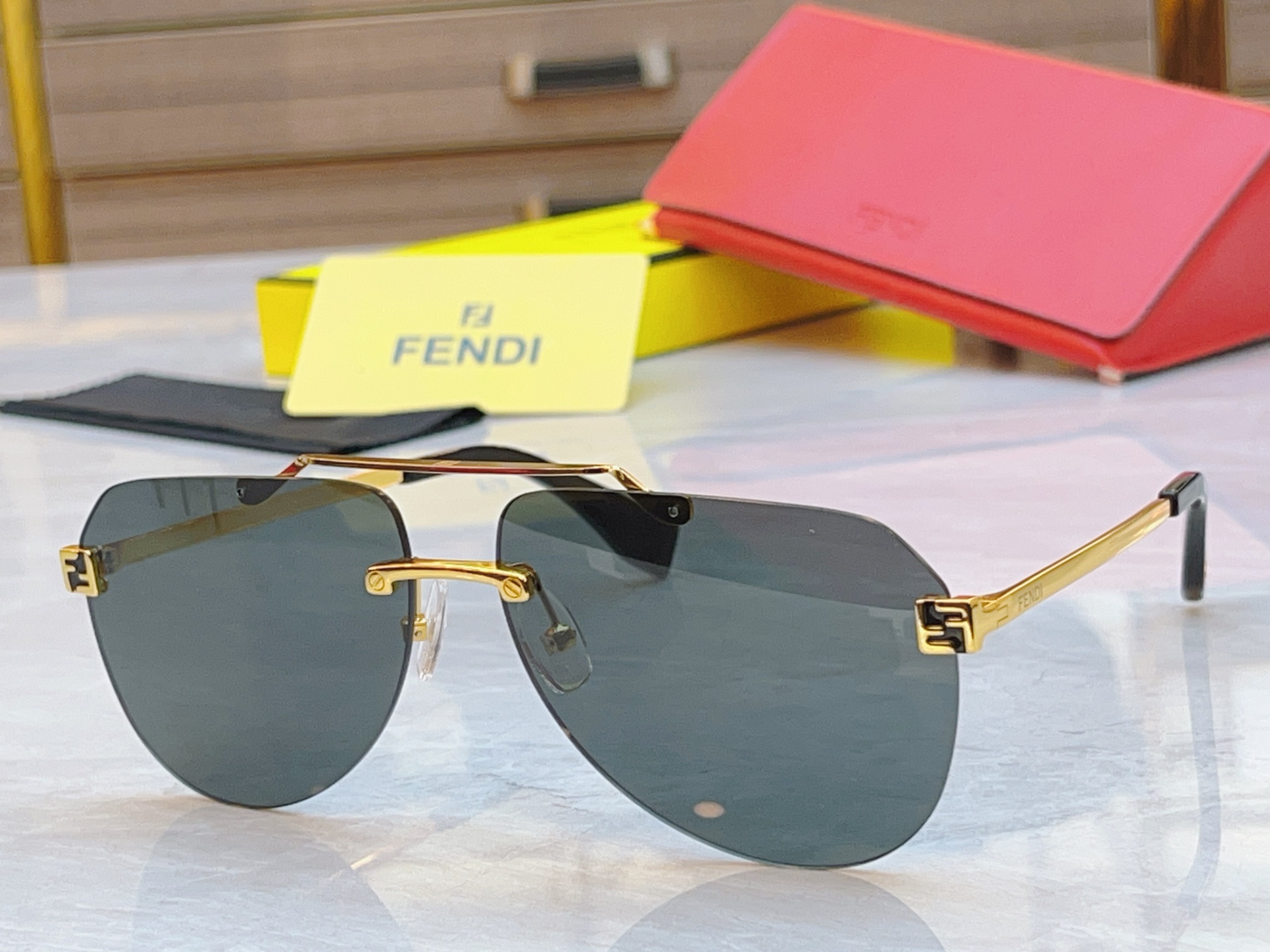 ，【FEN*】芬*迪新款太阳镜🕶️，
MODEL：FE40115U，SIZE：63口14-145