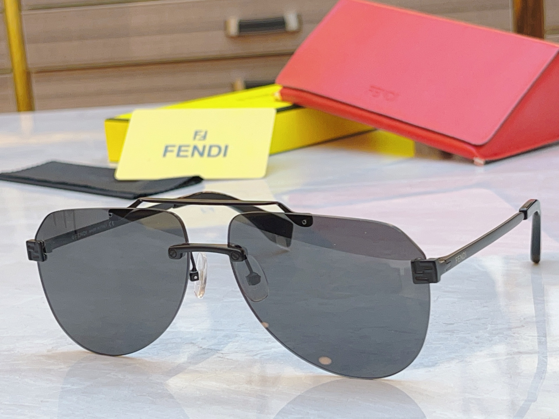 ，【FEN*】芬*迪新款太阳镜🕶️，
MODEL：FE40115U，SIZE：63口14-145