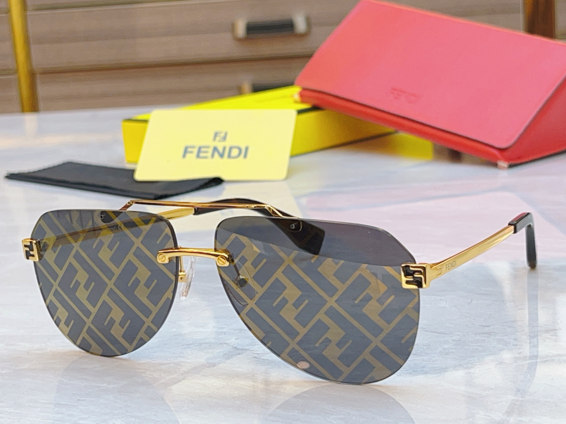 ，【FEN*】芬*迪新款太阳镜🕶️，
MODEL：FE40115U，SIZE：63口14-145