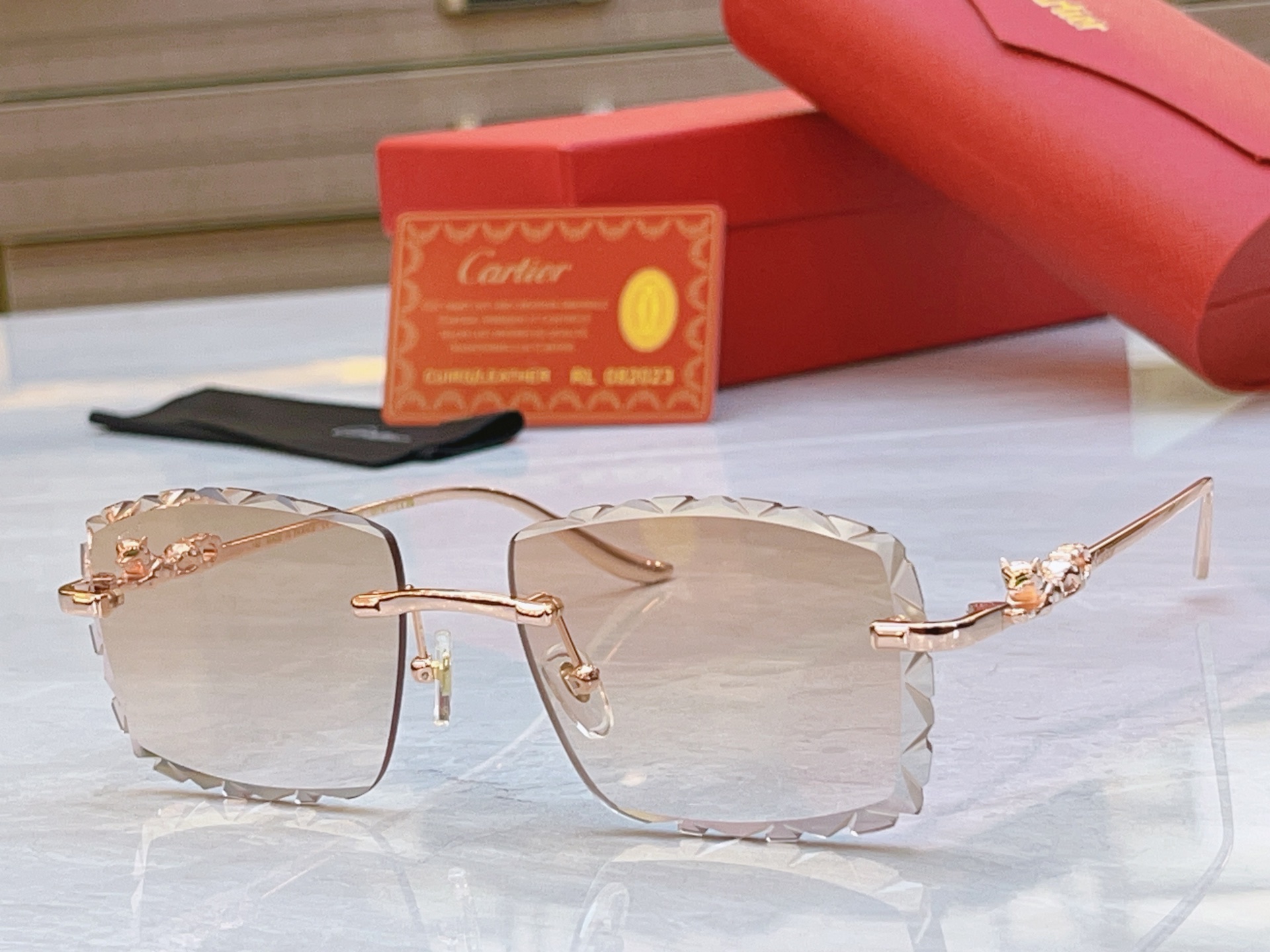 太阳 变色，【CARTIE*】卡地*亚新款太阳镜，CT01591O，size 57口17-142