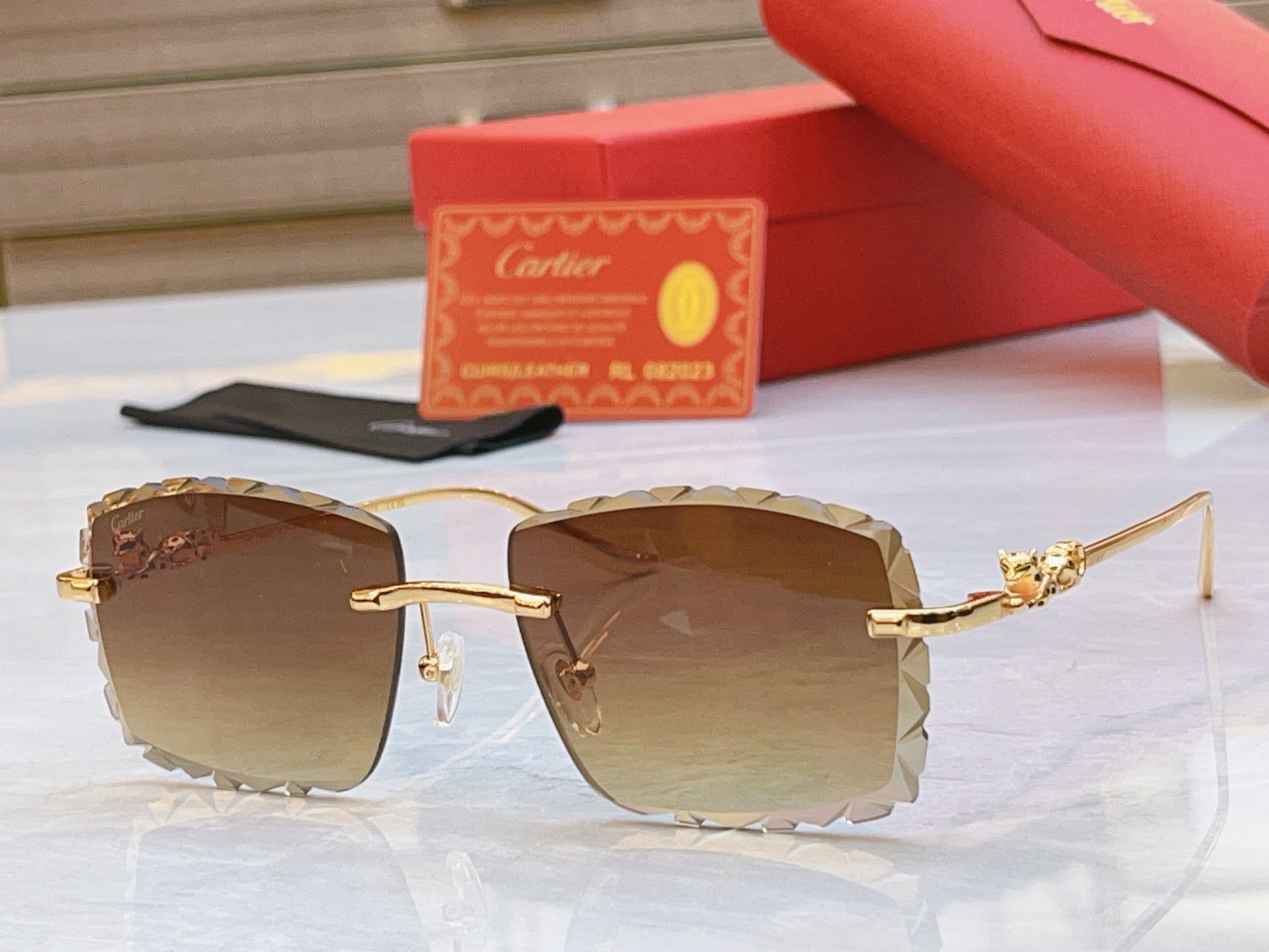 太阳 变色，【CARTIE*】卡地*亚新款太阳镜，CT01591O，size 57口17-142