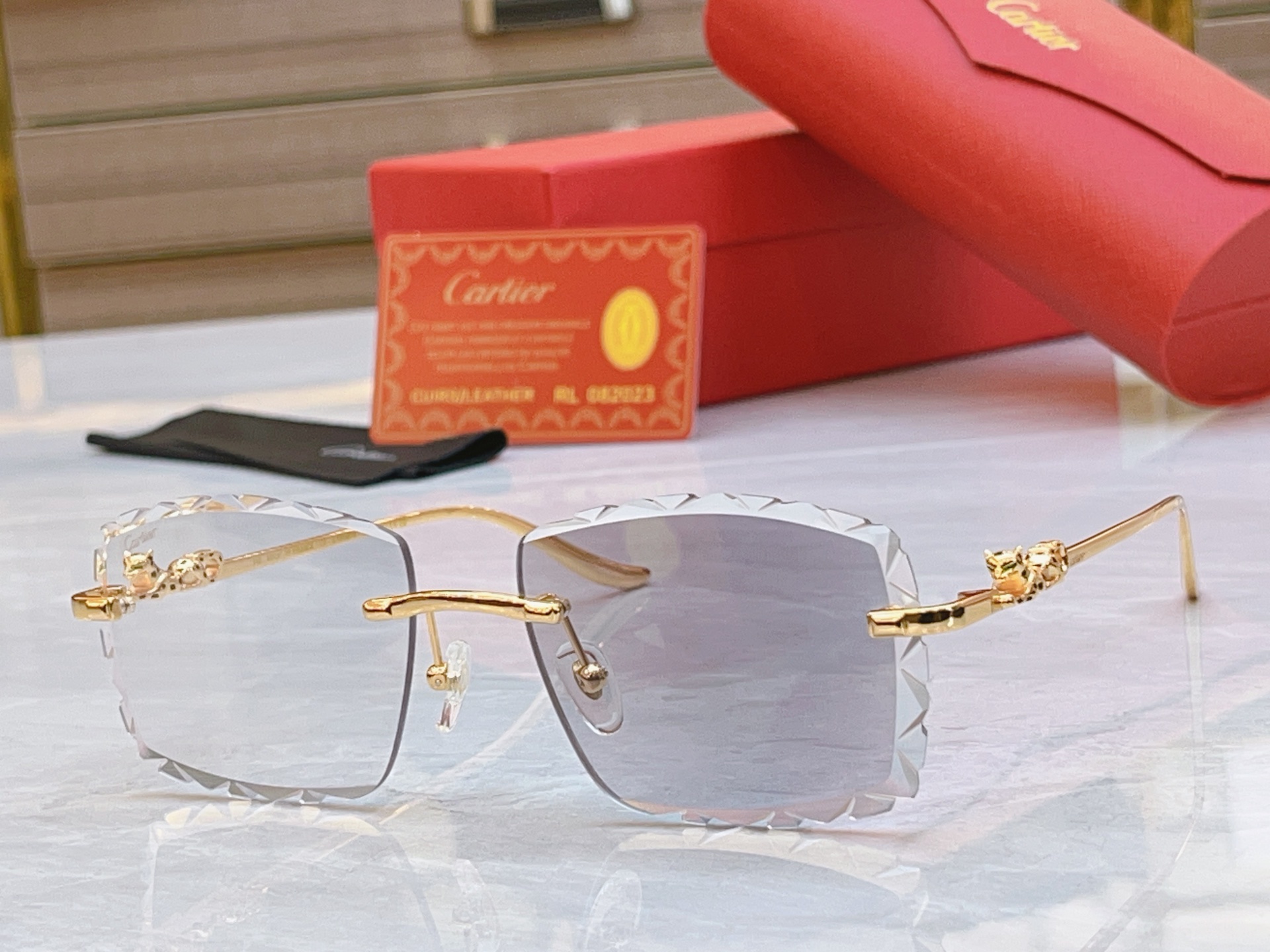 太阳 变色，【CARTIE*】卡地*亚新款太阳镜，CT01591O，size 57口17-142