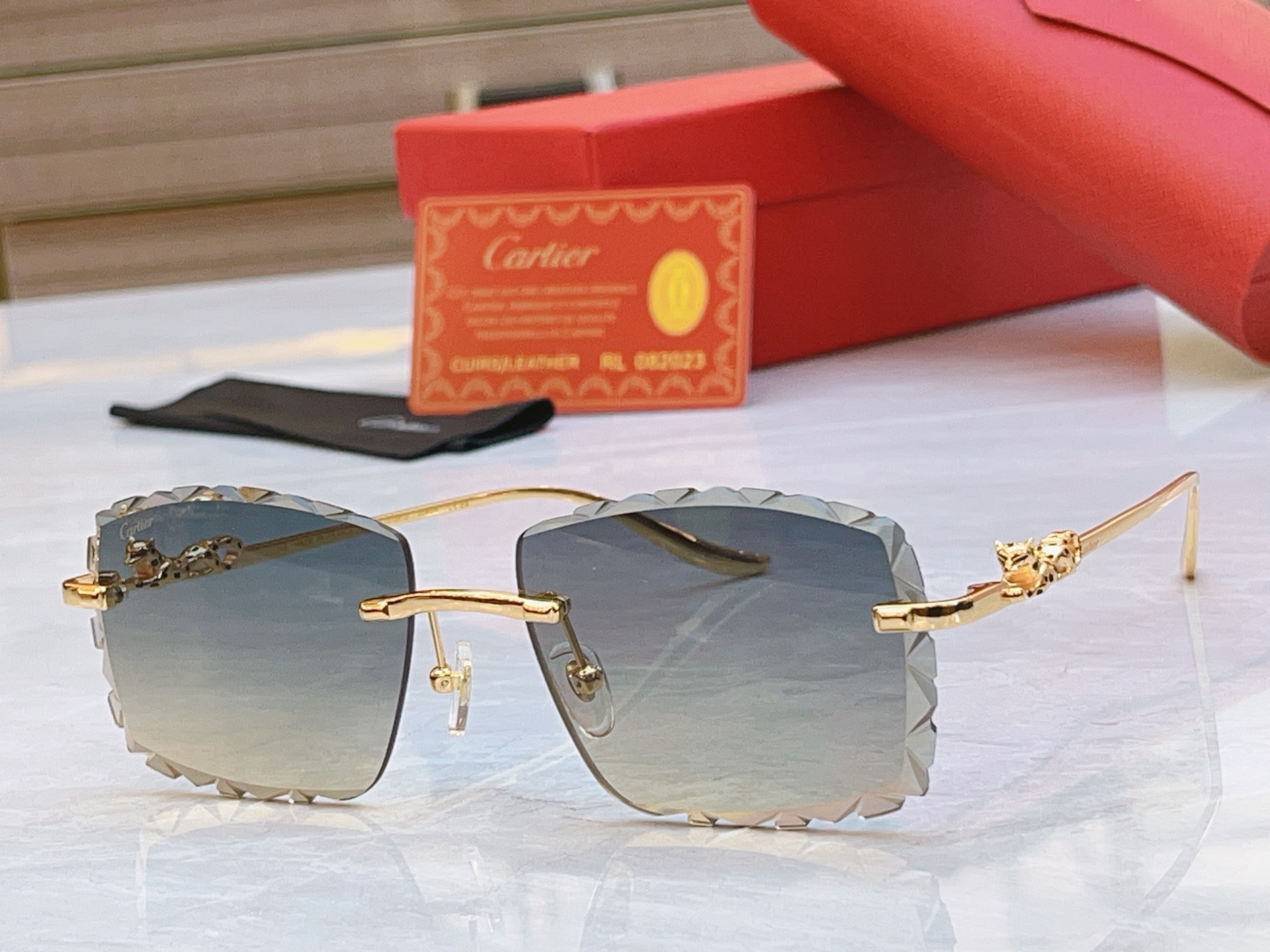 太阳 变色，【CARTIE*】卡地*亚新款太阳镜，CT01591O，size 57口17-142