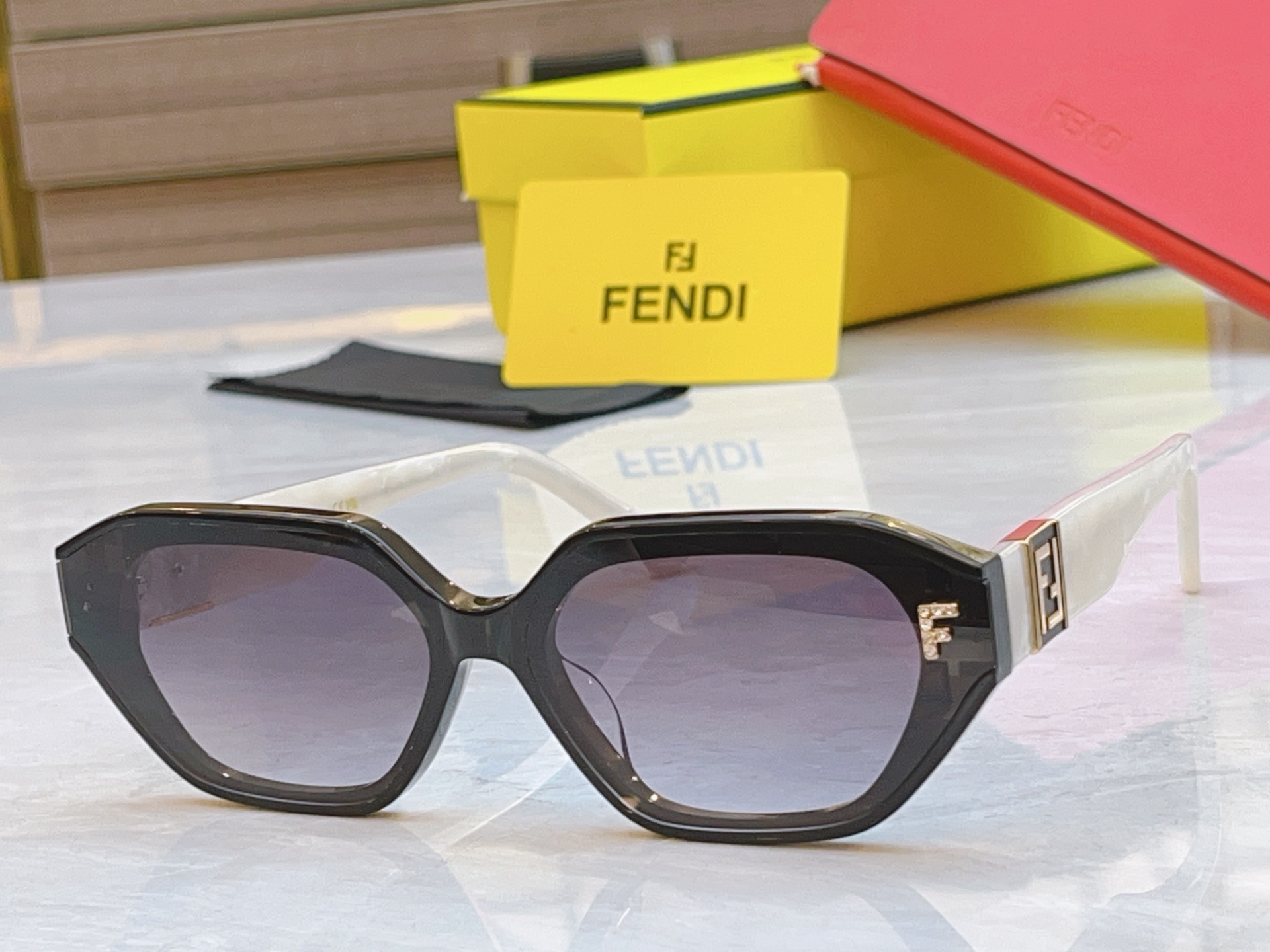 ，【FEN*】芬*迪新款太阳镜🕶️，
MODEL：M2150/F/S，SIZE：66口14-145