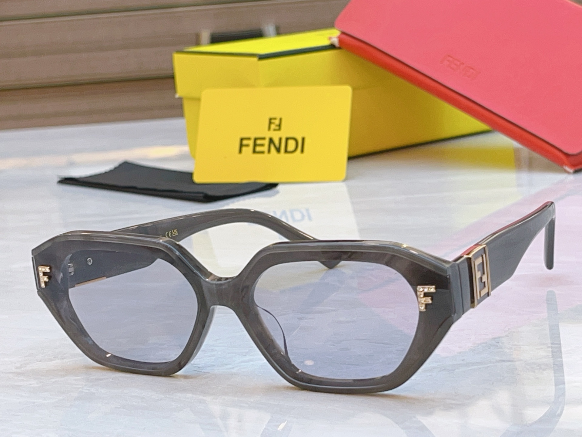 ，【FEN*】芬*迪新款太阳镜🕶️，
MODEL：M2150/F/S，SIZE：66口14-145
