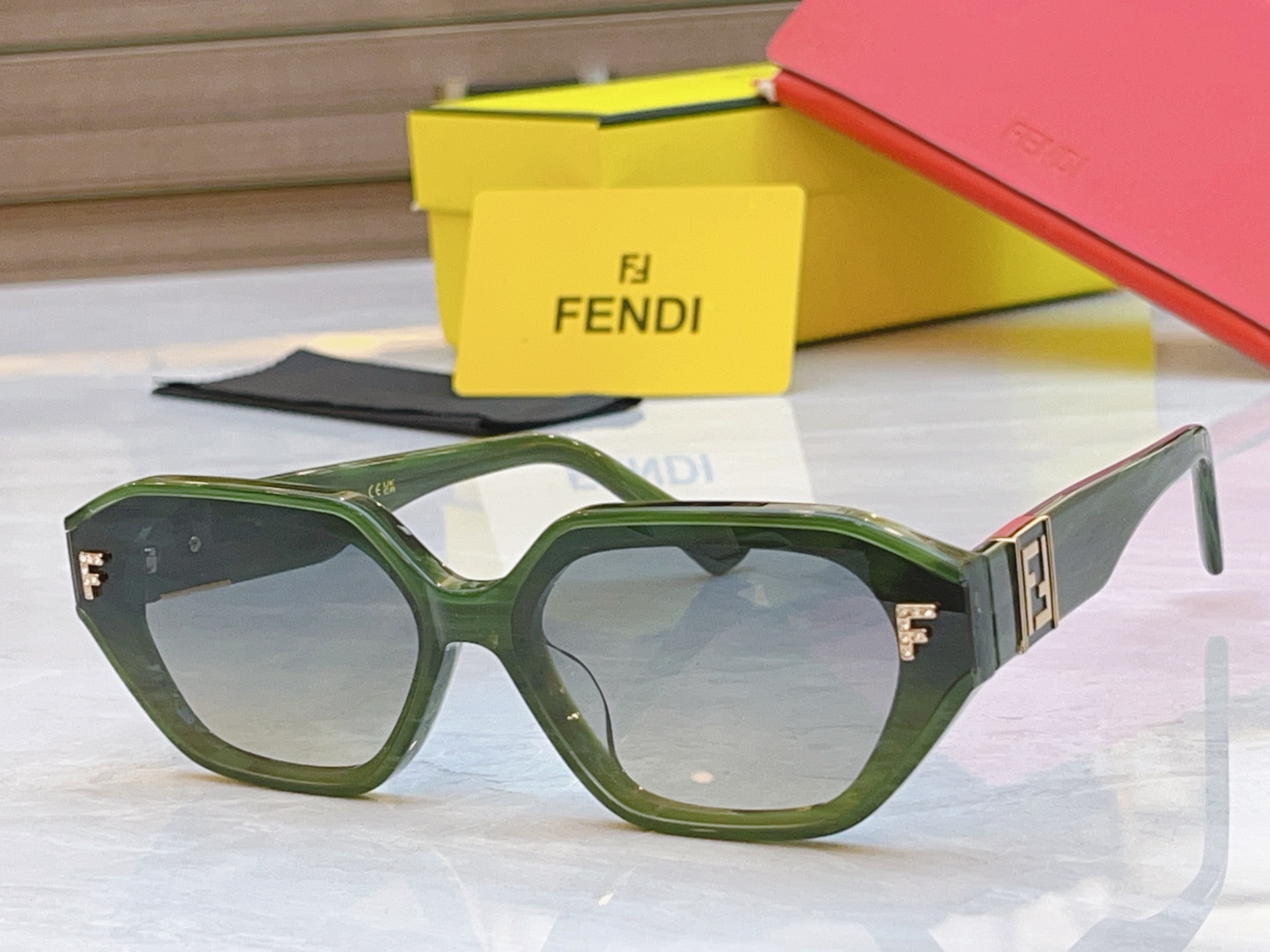 ，【FEN*】芬*迪新款太阳镜🕶️，
MODEL：M2150/F/S，SIZE：66口14-145