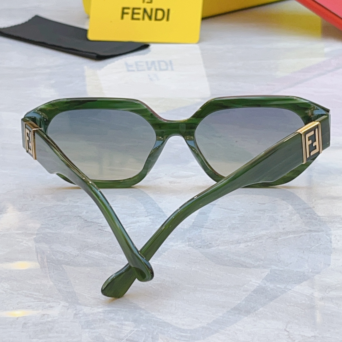 ，【FEN*】芬*迪新款太阳镜🕶️，
MODEL：M2150/F/S，SIZE：66口14-145