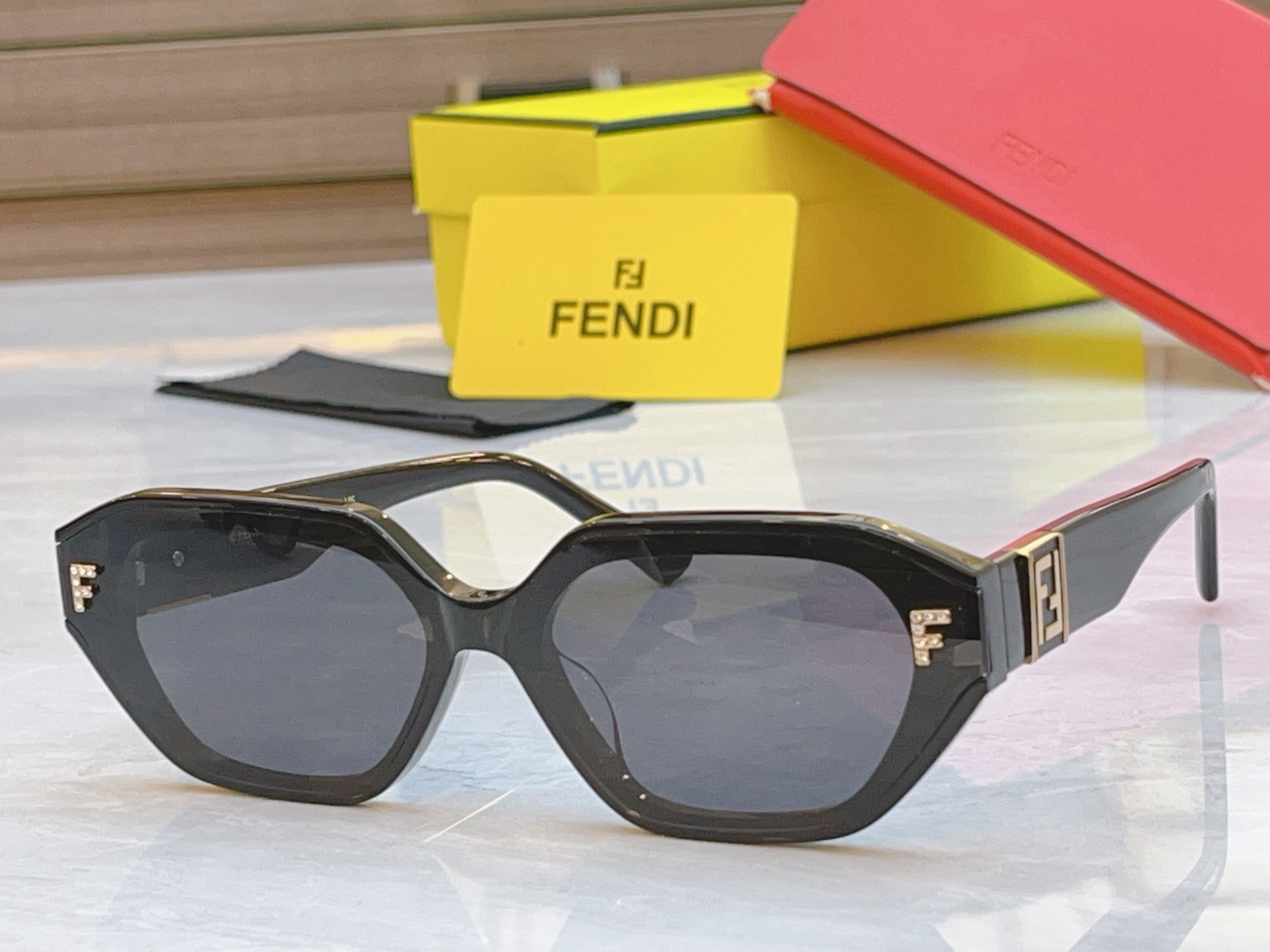 ，【FEN*】芬*迪新款太阳镜🕶️，
MODEL：M2150/F/S，SIZE：66口14-145