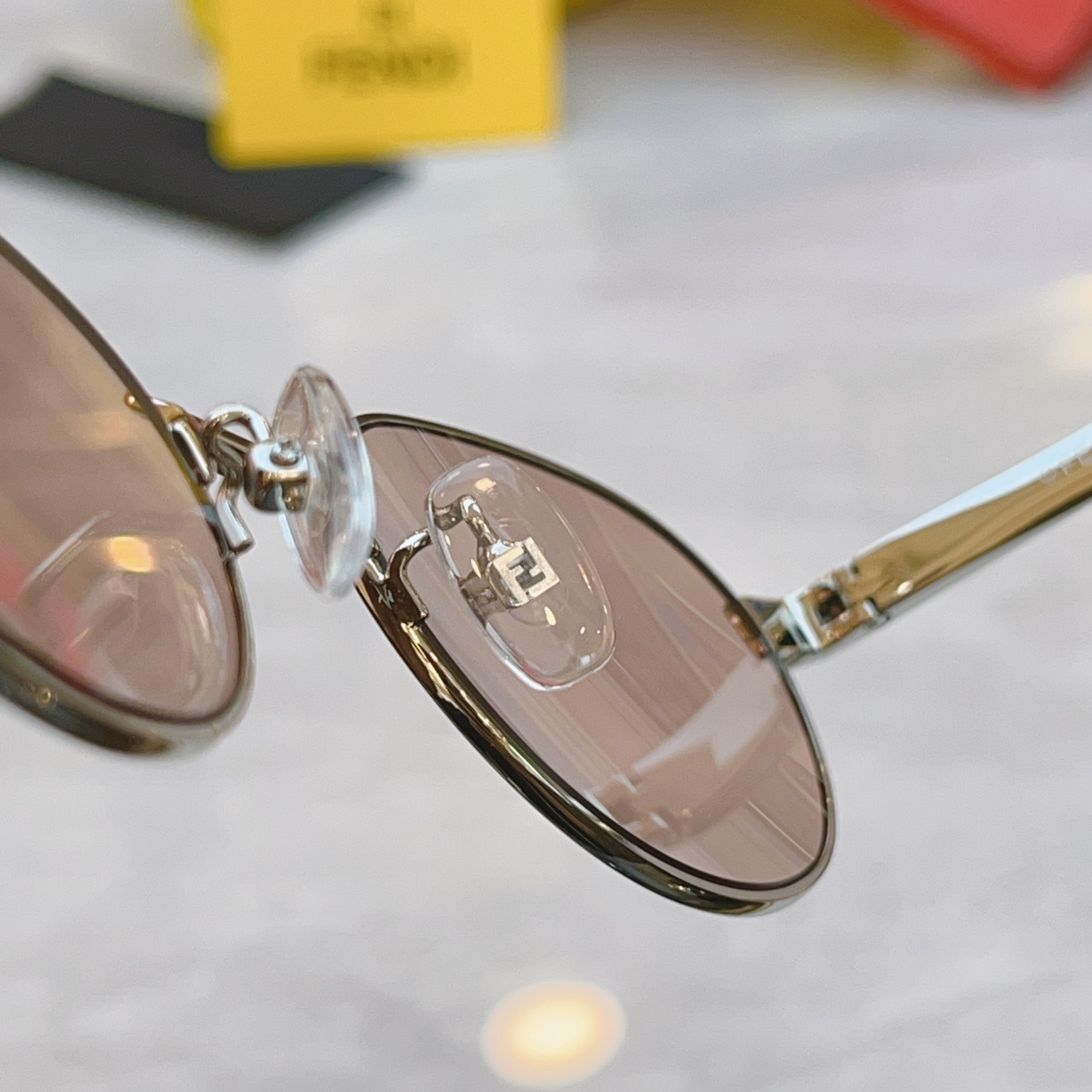 ，【FEN*】芬*迪新款太阳镜🕶️，
MODEL：FE40196U，SIZE：54口18-140