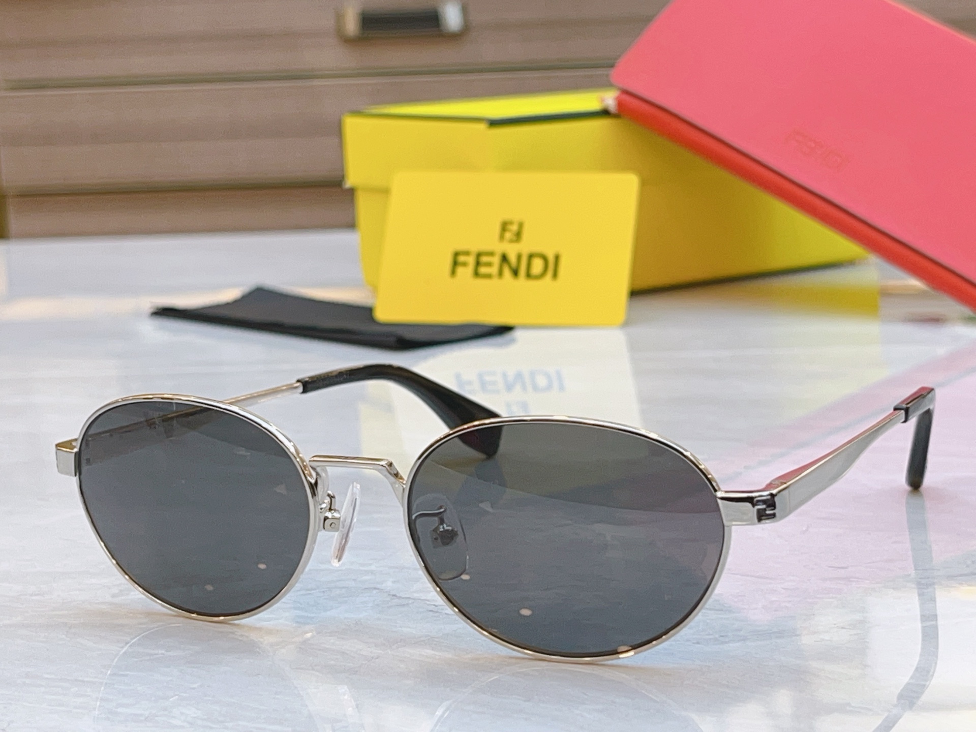 ，【FEN*】芬*迪新款太阳镜🕶️，
MODEL：FE40196U，SIZE：54口18-140