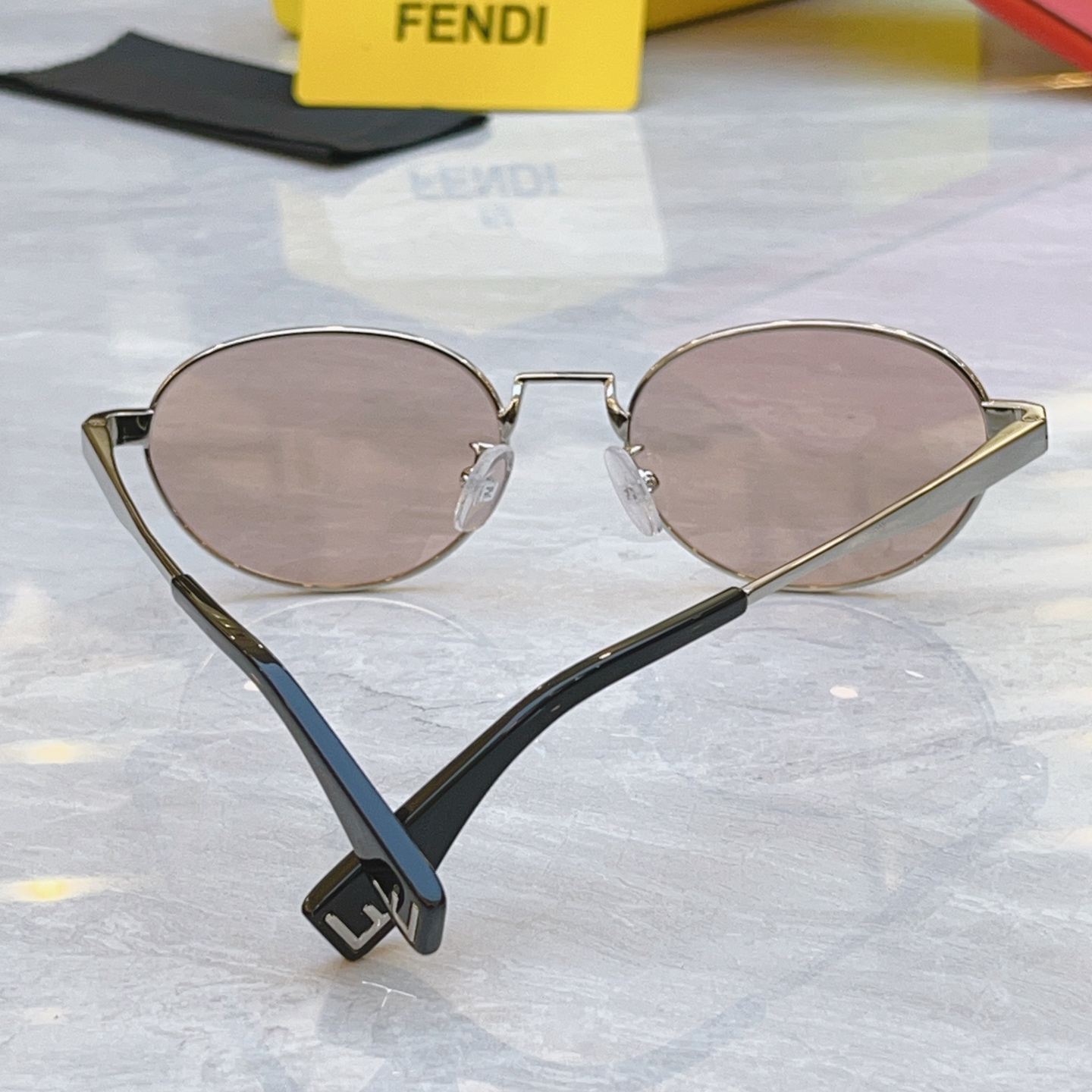 ，【FEN*】芬*迪新款太阳镜🕶️，
MODEL：FE40196U，SIZE：54口18-140