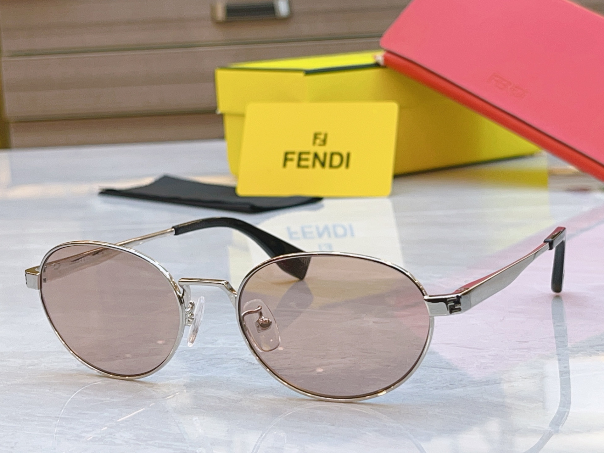 ，【FEN*】芬*迪新款太阳镜🕶️，
MODEL：FE40196U，SIZE：54口18-140
