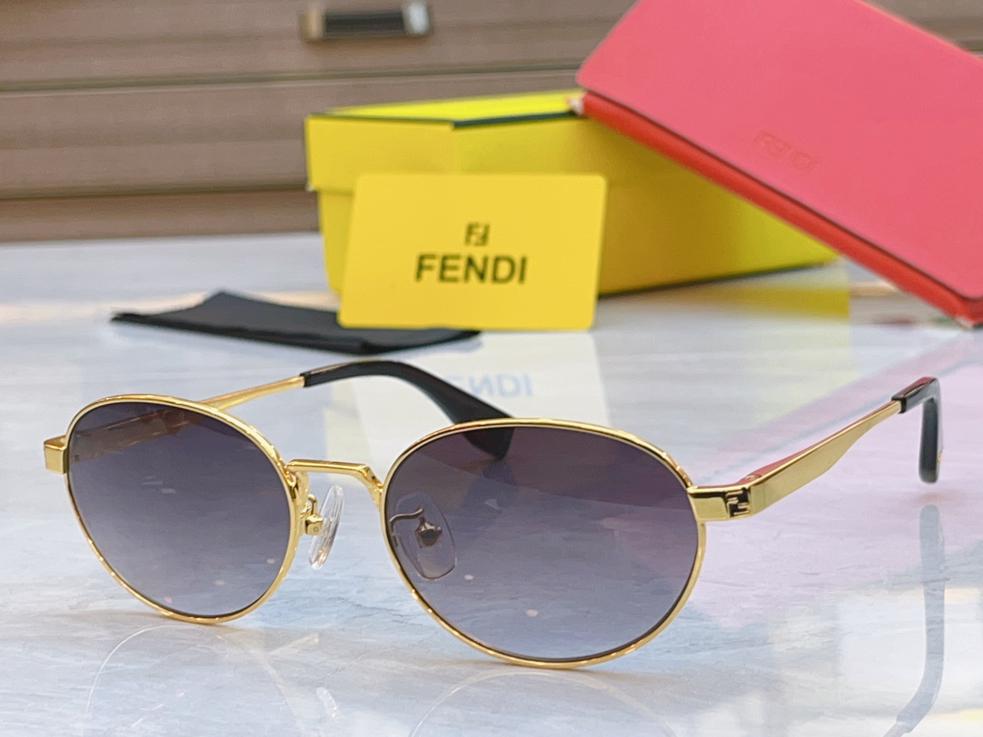 ，【FEN*】芬*迪新款太阳镜🕶️，
MODEL：FE40196U，SIZE：54口18-140