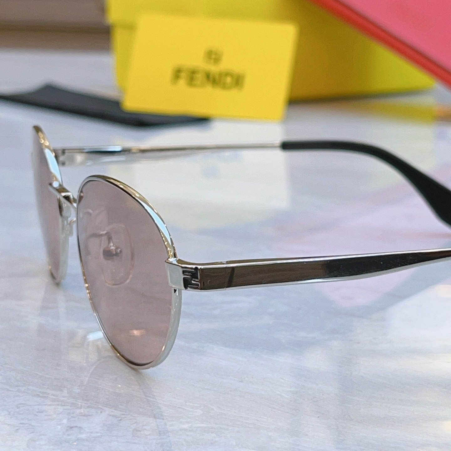 ，【FEN*】芬*迪新款太阳镜🕶️，
MODEL：FE40196U，SIZE：54口18-140