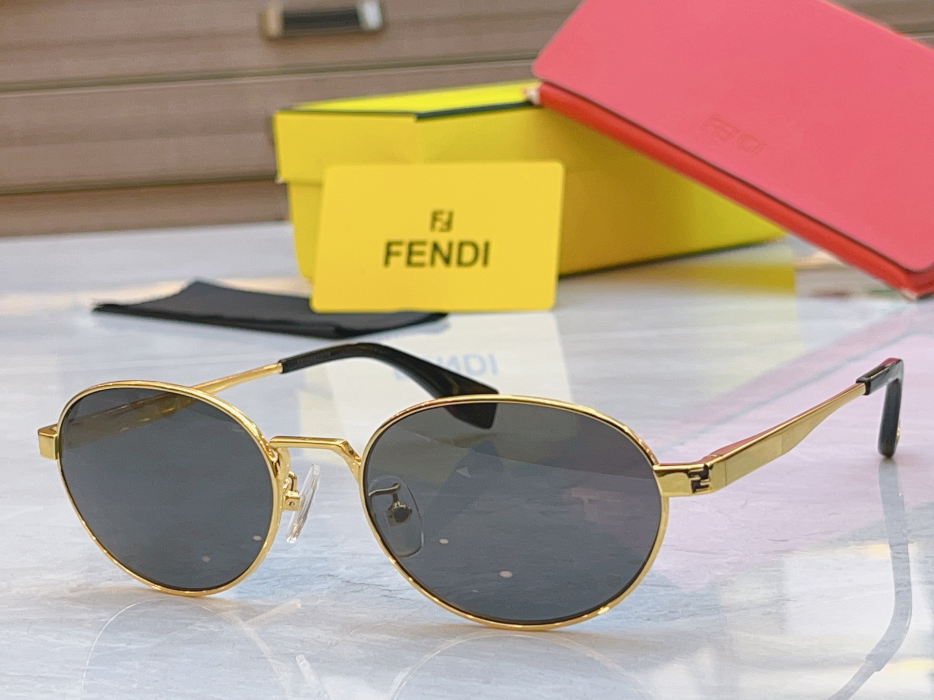 ，【FEN*】芬*迪新款太阳镜🕶️，
MODEL：FE40196U，SIZE：54口18-140