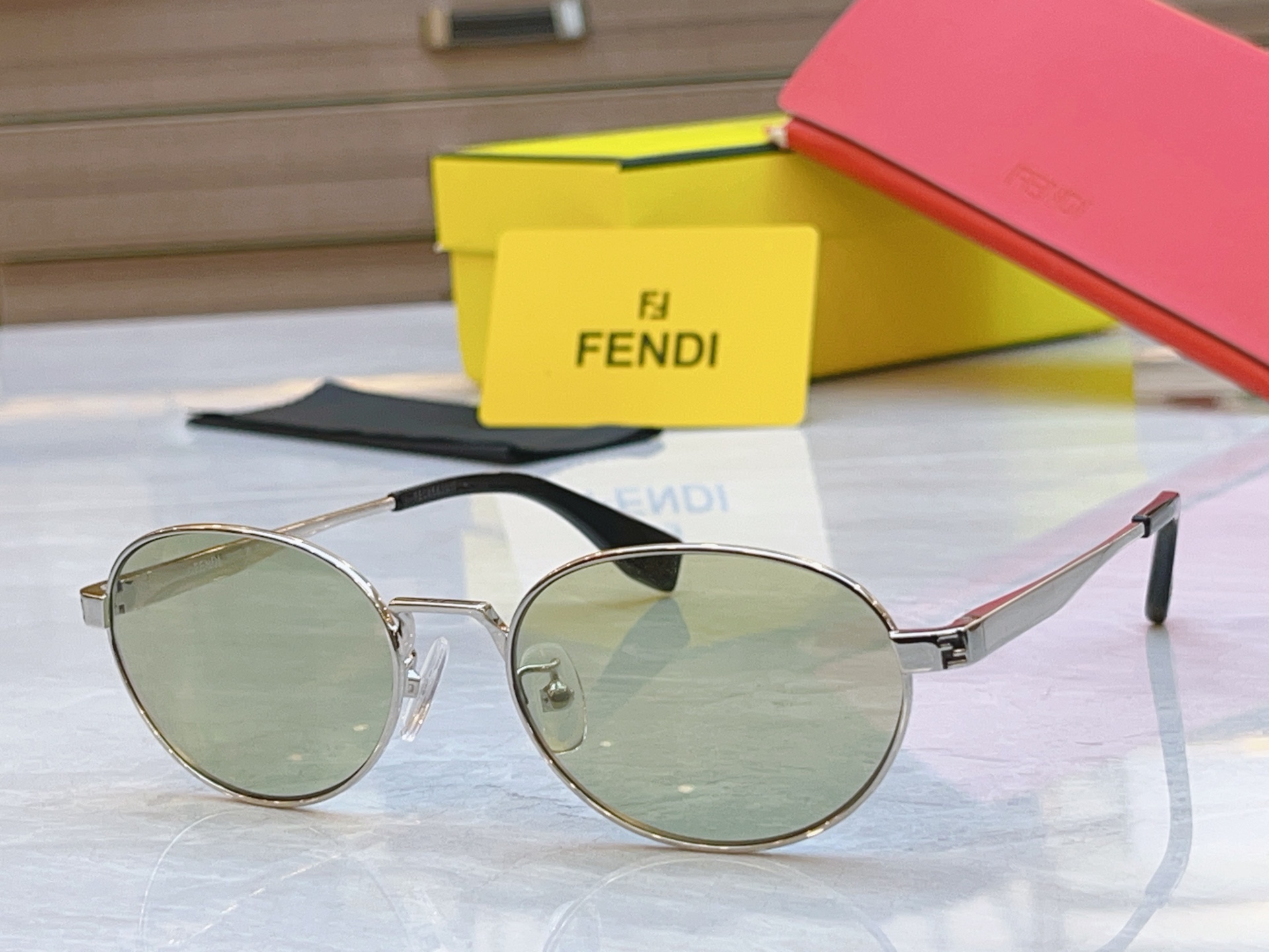 ，【FEN*】芬*迪新款太阳镜🕶️，
MODEL：FE40196U，SIZE：54口18-140