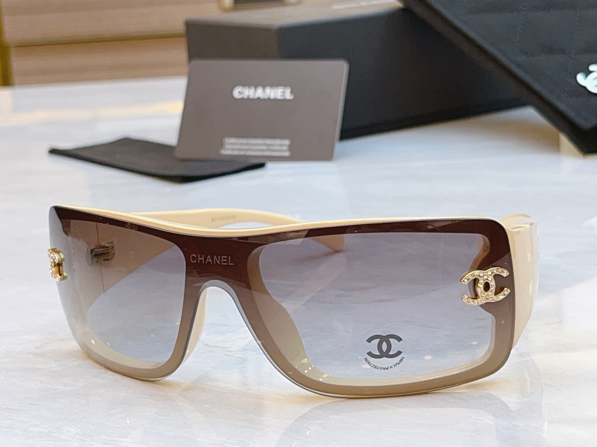 ，【CHAN*】香奈*儿新款太阳镜，
MODEL：5088-B，SIZE：120