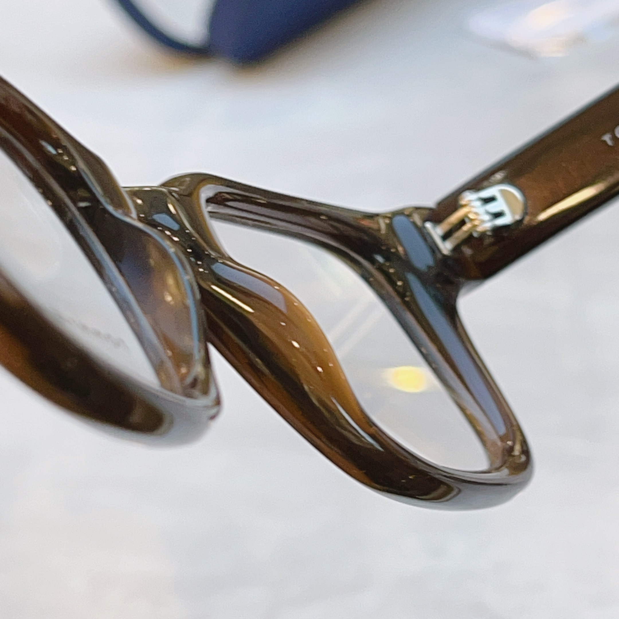 ，【TOMMY HILFIGE*】新款眼镜架
MODEL：TH2133，SIZE：46口25-145