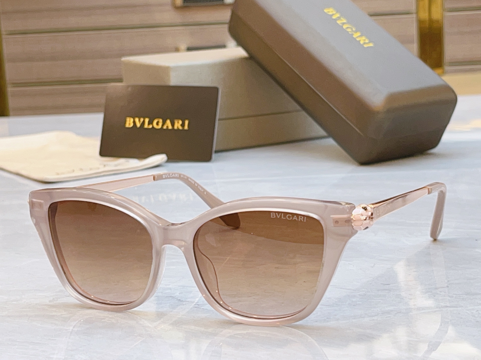 ，【BVLGA*】宝格*丽新款太阳镜，MODEL：BV 50055I，SIZE：51口16-140