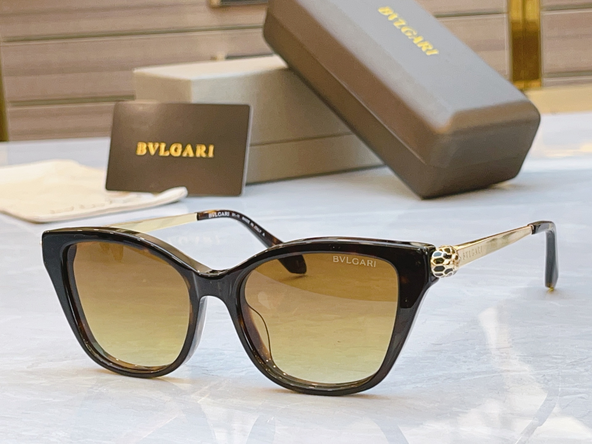 ，【BVLGA*】宝格*丽新款太阳镜，MODEL：BV 50055I，SIZE：51口16-140