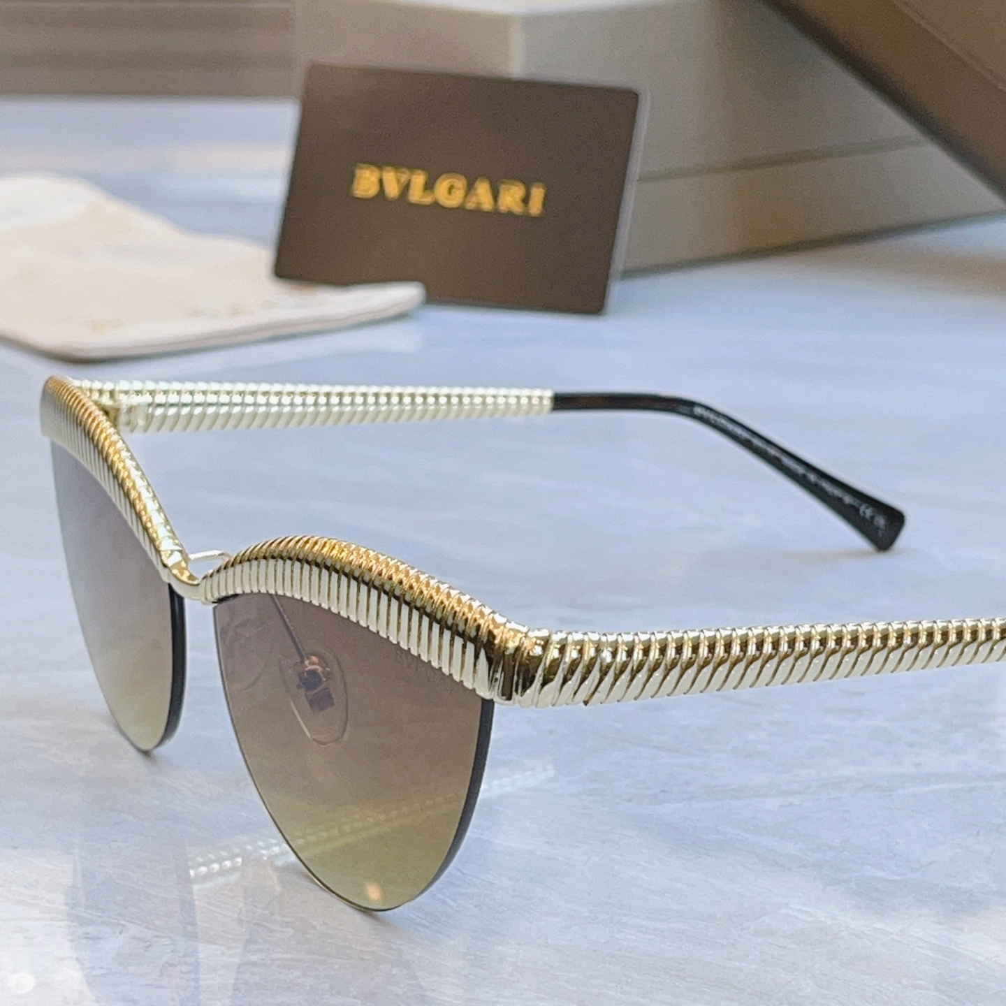 ，【BVLGA*】宝格*丽新款太阳镜，MODEL：BV 40056U，SIZE：61口12-145