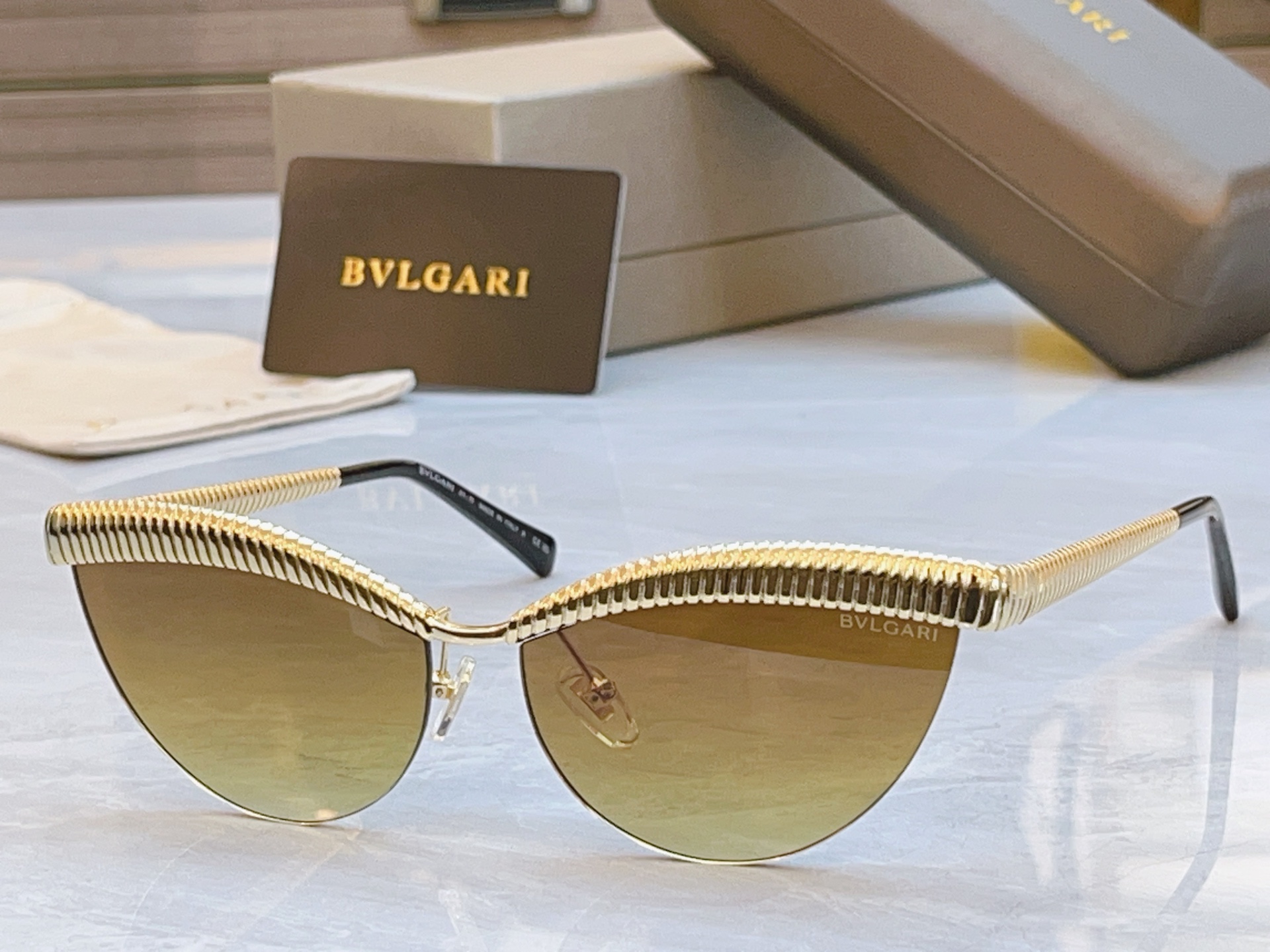 ，【BVLGA*】宝格*丽新款太阳镜，MODEL：BV 40056U，SIZE：61口12-145