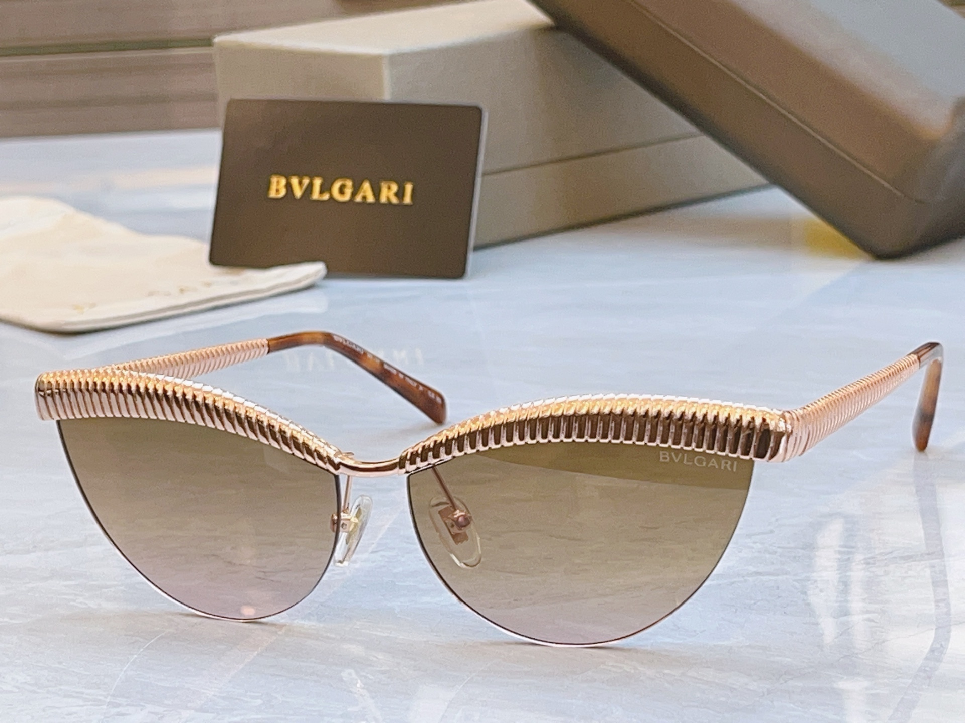，【BVLGA*】宝格*丽新款太阳镜，MODEL：BV 40056U，SIZE：61口12-145