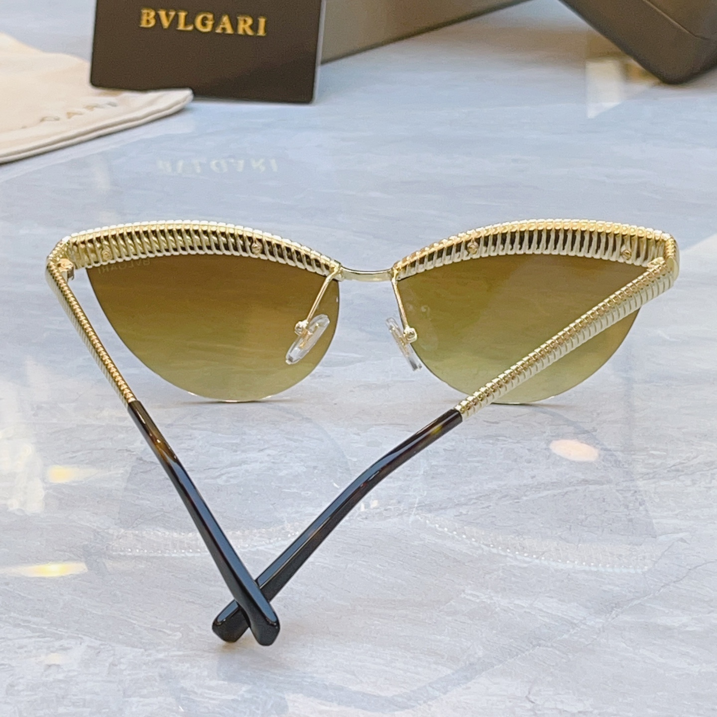，【BVLGA*】宝格*丽新款太阳镜，MODEL：BV 40056U，SIZE：61口12-145