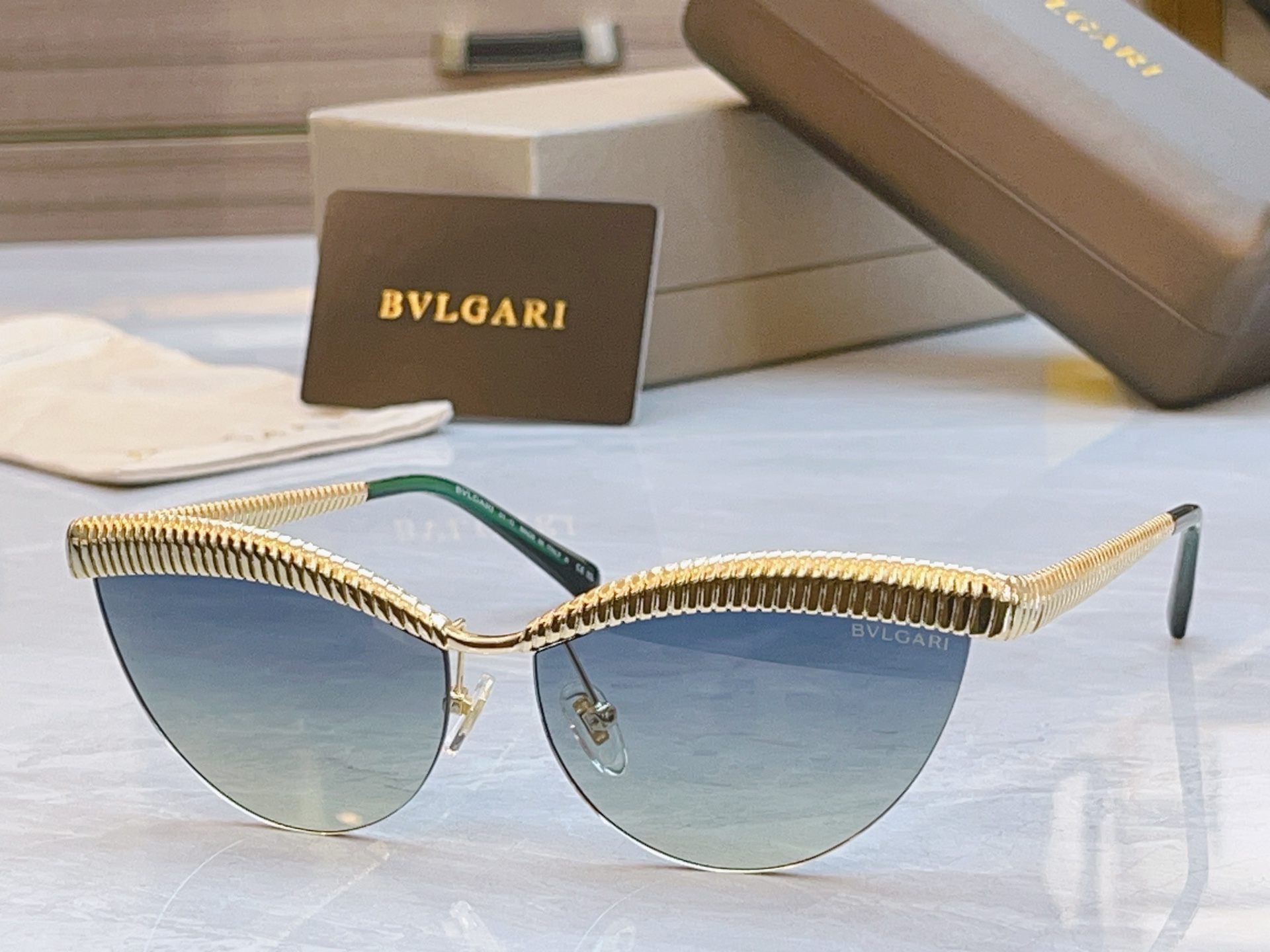 ，【BVLGA*】宝格*丽新款太阳镜，MODEL：BV 40056U，SIZE：61口12-145